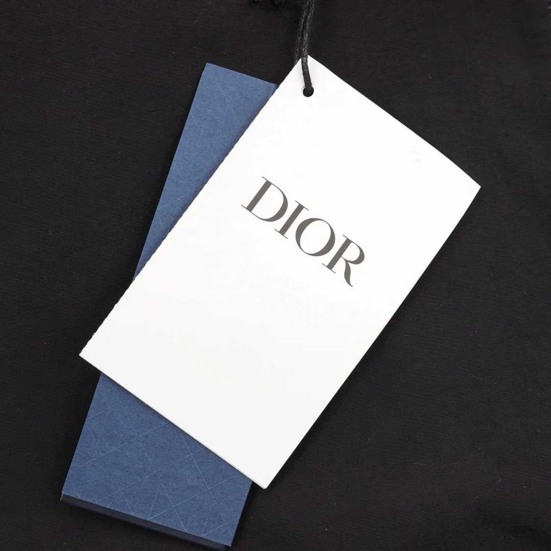 🅿️550 Dior & Stone Island co-branded baseball jacket with embroidered letters. It is made of custom-dyed pure cotton blended material. The texture is very soft. It also has a layer of blended material lining inside, which is comfortable and breathable. Tajima embroidery technology and superimposed printing technology have an extremely high defective rate. The gloss and texture of the embroidery are compared to the original, and the details are in place. Hidden hood design, refer to the upper body picture. Customized logo hardware accessories, original customized collar label and wash mark. It is a loose version with a wider effect, and a loose upper body has the best effect. Neutral design. Size：XS-L