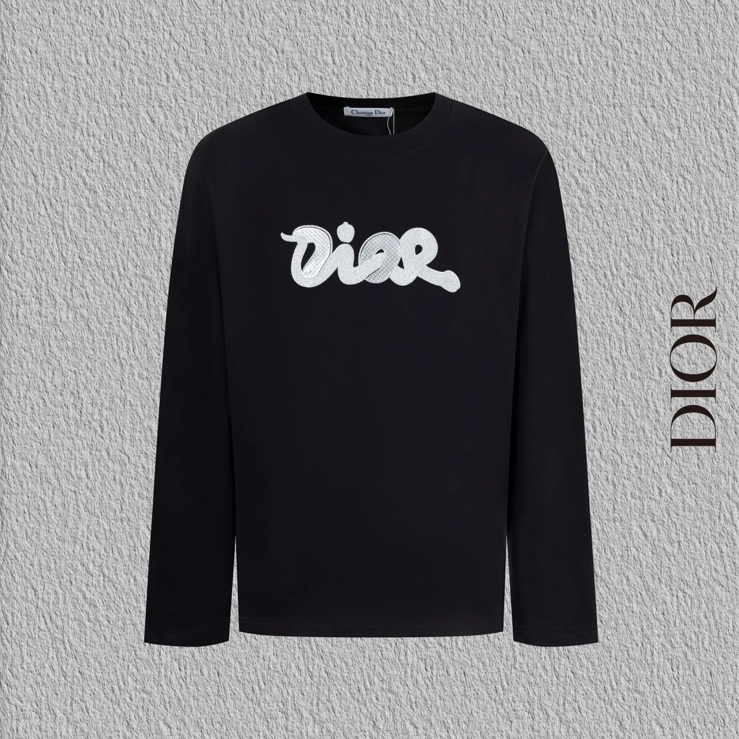 🅿️250 Style No. B44 Dior Year of the Snake limited letters heat-pressed long T. Same style as the DIOR official website. Fabric: 32-count double yarn 300g pure cotton fabric. Weaving and dyeing threads of the same color in the same cylinder. Consistent colors. Process: imported machine high-temperature hot-pressed snake logo. Supporting: complete three labels. Cardboard. Oil paper code sticker packaging. High-temperature pre-shrinking process before production. No shrinkage and deformation. Imported machine professional plate making os version Can wear up to 200 pounds. The size is measured manually. The error of 2-3cm is normal. Color: black white size: s m l xl