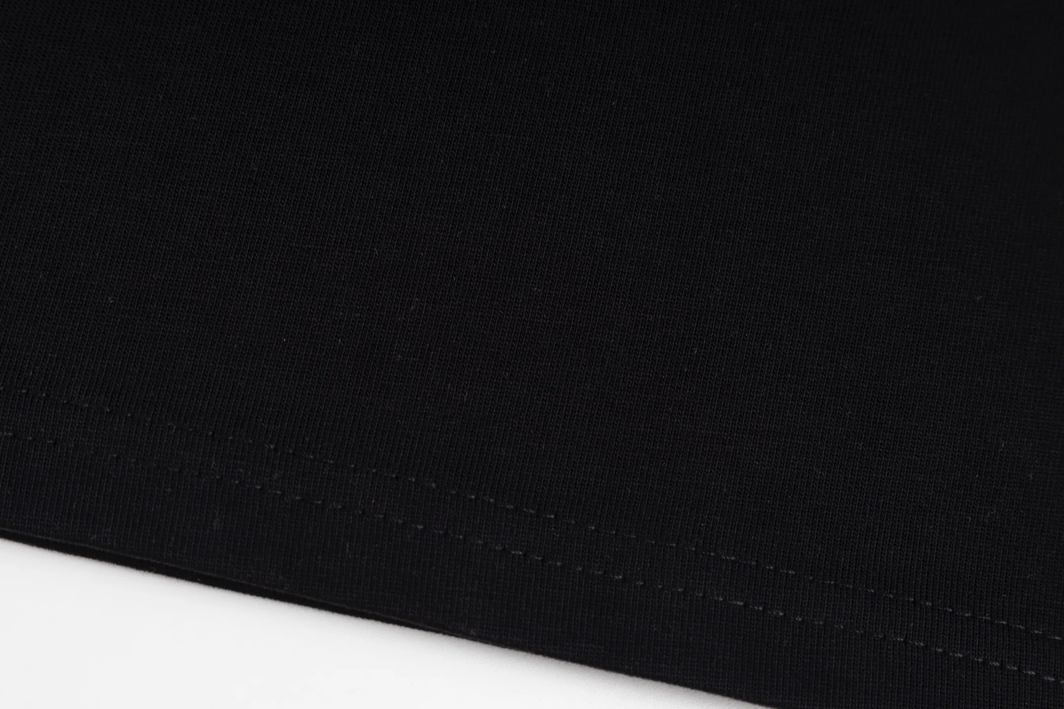 🅿️250 Style No. B44 Dior Year of the Snake limited letters heat-pressed long T. Same style as the DIOR official website. Fabric: 32-count double yarn 300g pure cotton fabric. Weaving and dyeing threads of the same color in the same cylinder. Consistent colors. Process: imported machine high-temperature hot-pressed snake logo. Supporting: complete three labels. Cardboard. Oil paper code sticker packaging. High-temperature pre-shrinking process before production. No shrinkage and deformation. Imported machine professional plate making os version Can wear up to 200 pounds. The size is measured manually. The error of 2-3cm is normal. Color: black white size: s m l xl