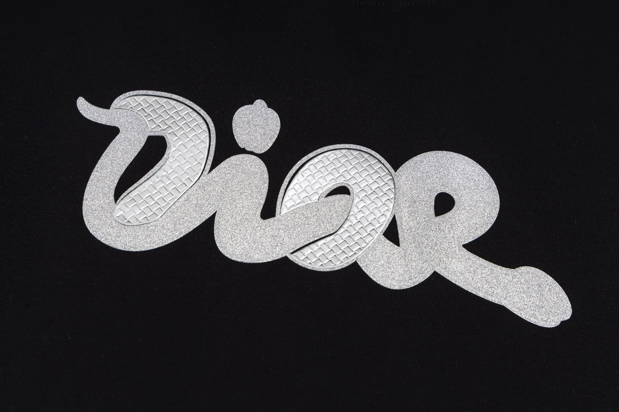 🅿️250 Style No. B44 Dior Year of the Snake limited letters heat-pressed long T. Same style as the DIOR official website. Fabric: 32-count double yarn 300g pure cotton fabric. Weaving and dyeing threads of the same color in the same cylinder. Consistent colors. Process: imported machine high-temperature hot-pressed snake logo. Supporting: complete three labels. Cardboard. Oil paper code sticker packaging. High-temperature pre-shrinking process before production. No shrinkage and deformation. Imported machine professional plate making os version Can wear up to 200 pounds. The size is measured manually. The error of 2-3cm is normal. Color: black white size: s m l xl