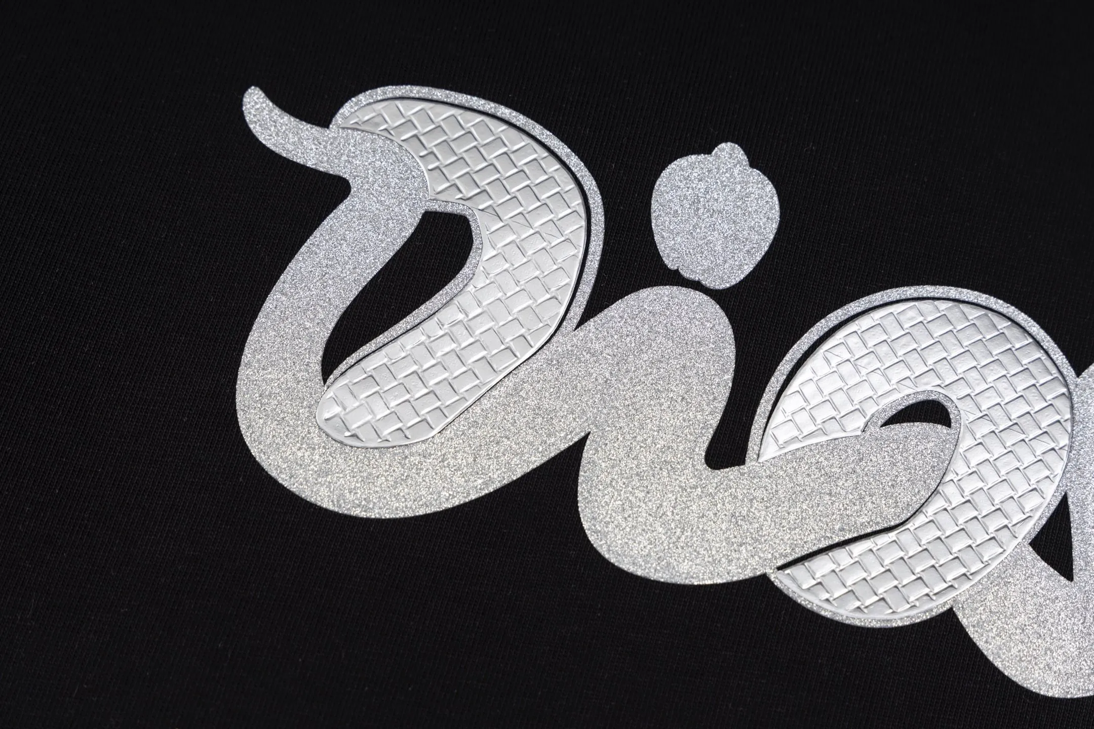 🅿️250 Style No. B44 Dior Year of the Snake limited letters heat-pressed long T. Same style as the DIOR official website. Fabric: 32-count double yarn 300g pure cotton fabric. Weaving and dyeing threads of the same color in the same cylinder. Consistent colors. Process: imported machine high-temperature hot-pressed snake logo. Supporting: complete three labels. Cardboard. Oil paper code sticker packaging. High-temperature pre-shrinking process before production. No shrinkage and deformation. Imported machine professional plate making os version Can wear up to 200 pounds. The size is measured manually. The error of 2-3cm is normal. Color: black white size: s m l xl