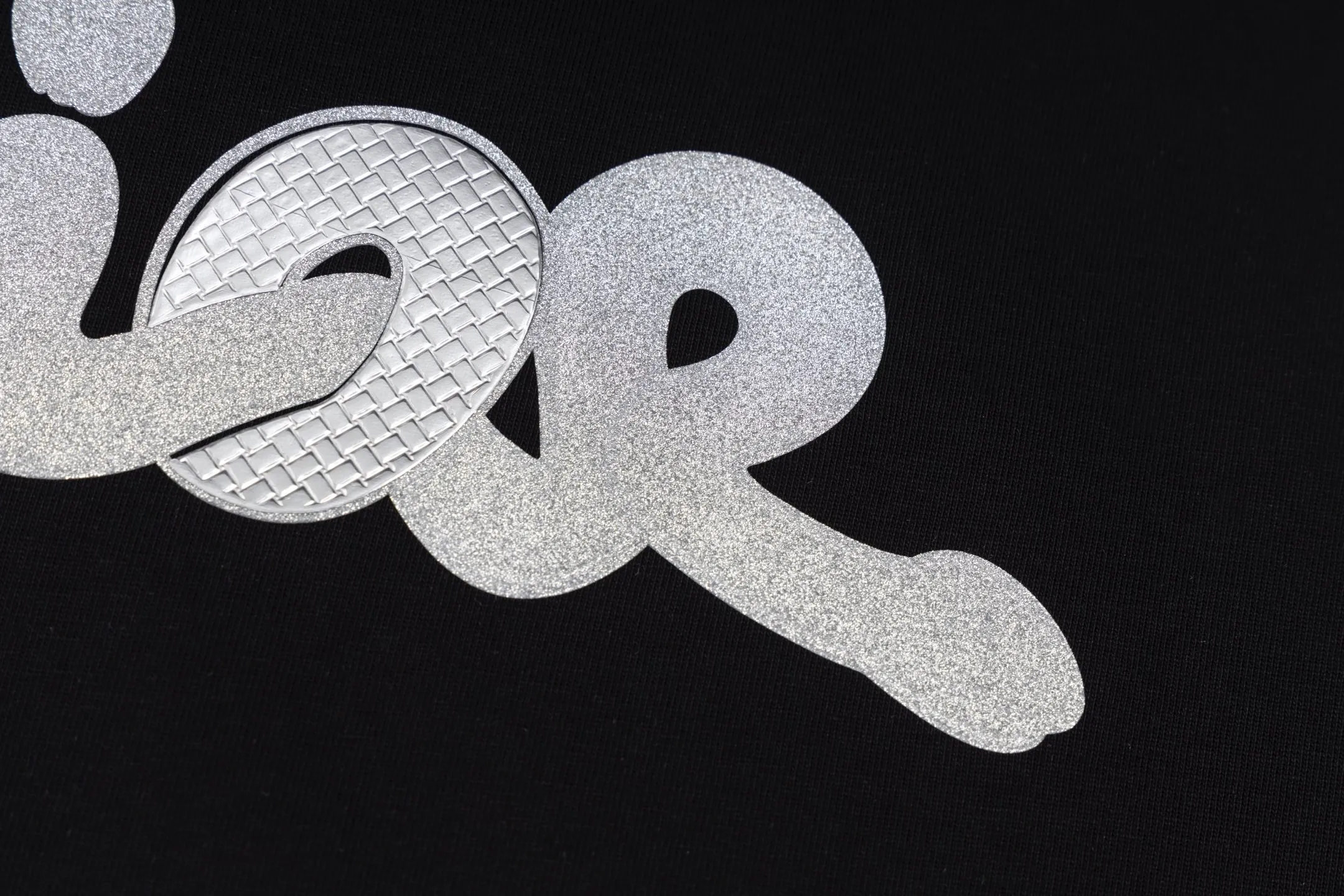 🅿️250 Style No. B44 Dior Year of the Snake limited letters heat-pressed long T. Same style as the DIOR official website. Fabric: 32-count double yarn 300g pure cotton fabric. Weaving and dyeing threads of the same color in the same cylinder. Consistent colors. Process: imported machine high-temperature hot-pressed snake logo. Supporting: complete three labels. Cardboard. Oil paper code sticker packaging. High-temperature pre-shrinking process before production. No shrinkage and deformation. Imported machine professional plate making os version Can wear up to 200 pounds. The size is measured manually. The error of 2-3cm is normal. Color: black white size: s m l xl