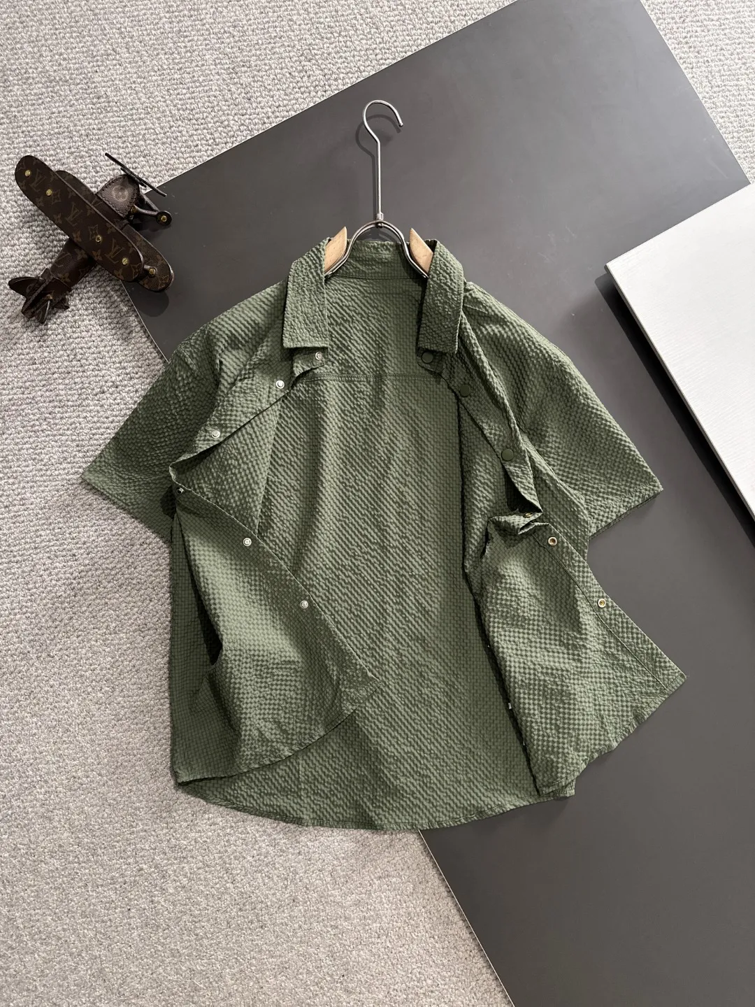 🅿️500 Next day shipping High-quality suit Dior 2025 new summer casual suit, exquisite and high-end details, full of high-end feeling. Customized high-end liquid ammonia cotton fabric, the upper body is crisp and stylish, comfortable and not tight. The clean and neat tailoring is full of urban style, which makes you feel good when you wear it. It is the first choice for high-end fashion people, and the upper body effect is super good-looking! Size: M-5XL.