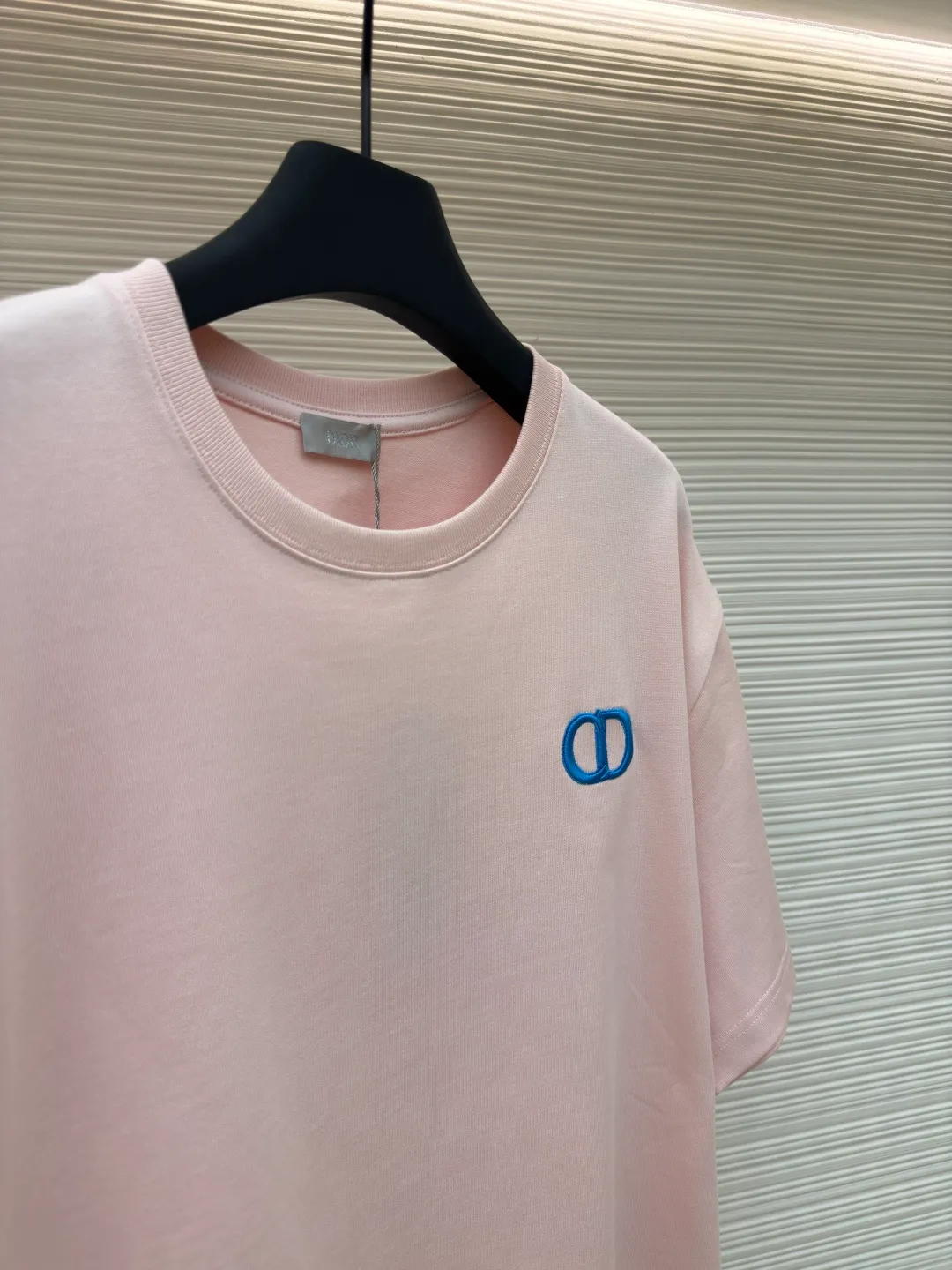 DIOR CD letter embroidery round neck short sleeves ●Authentic product: Purchased and developed for 5800 ●Item number: 1680436-A00 ●Fabric: pure cotton fabric ●Technology: embroidery process ●Version: fitted version ●Weight: about 360 grams ●Size: XS-S-M-L ●Description: Color is custom-woven and dyed, "CD" design on the chest. A perfect fashionable and trendy item! The oversize version is very slimming and can be worn with a T-skirt or shorts. Who wouldn’t love it? The texture of the customized fabric is super versatile and can be worn in all seasons. The overall routing is straight and delicate, the fabric is comfortable and soft, and the color is consistent with no color difference. It can be matched with the same style to create a fashionable look and control various occasions. Customized accessories, complete with three labels, same style for men and women!