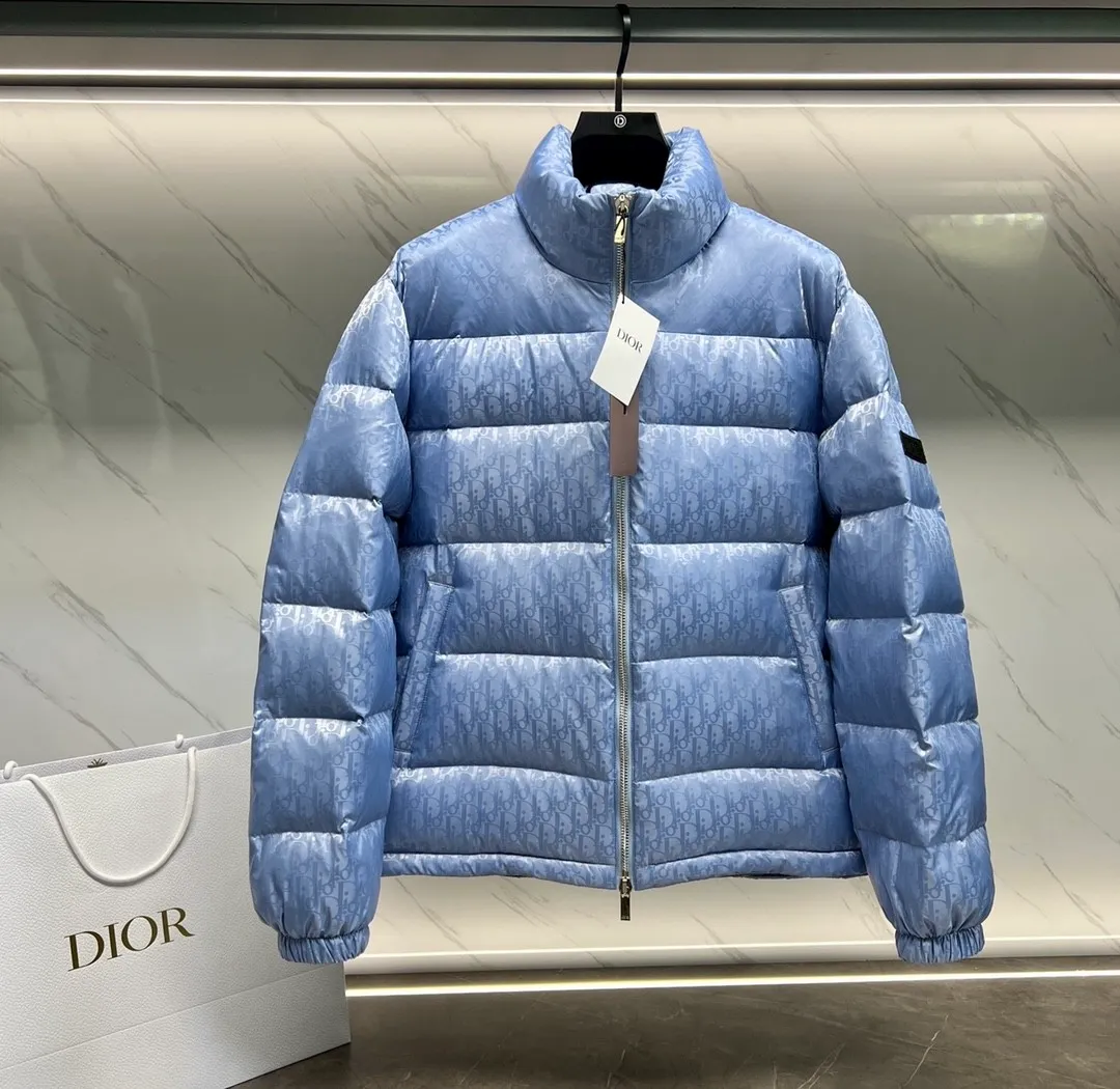 🅿️760 ⬆️Dior 23FW oblique dark pattern presbyopic stand collar down jacket, same style at the counter, popular all the way 🔥presbyopic down jacket is here🤩~ This is a down jacket with ultra-complex craftsmanship, the custom fabric cycle is as long as 50 days, based on the original fabric, laser jacquard makes the whole garment uneven, with a stronger three-dimensional effect, and the 3D effect is more obvious ✨This fabric has a good hand feel, and the dark pattern on the jacket is very low-key. The fabric shows a dark grain luster, and it has extremely high waterproof properties! The real texture is more perfect, custom-woven high-density satin nylon material and dark jacquard weave, simple and refreshing, thick and fluffy, super three-proof fabric, waterproof, stain-proof and dust-proof! ✨ Full-width jacquard LOGO, ultra-high-end luxury and style. The handsomeness and eye-catching index of the upper body are absolutely NO. 1. Fully custom-woven jacquard LOGO technology fabric, high-density polyester fiber. It is a new type of heat-insulating and light-weight fabric. It has a light texture, delicate and soft warmth and breathability. Especially the LOGO jacquard produces different light and dark interweaving under different lights! Full of hidden flower logos, low-key with a touch of expensiveness, the overall shape is not too bloated, windproof and waterproof, it can be called a haven in winter 😍 Simple but not simple, wear it with a wrap in autumn and winter. ✨The interior is filled with 90-fill white goose down, (90% white goose down ➕10% white goose feather) This type of down is full of fluffiness, better thermal insulation, and has no down stalks! Hooded and windproof design, comfortable and warm! The white goose down filled inside is a strong guarantee of warmth and cold resistance. As for the so-called odor gas of down, it is completely worry-free. The upper body is light and full. The down filling is sufficiently balanced to obtain uniform warmth! The upper body is eye-catching. ✨The hardware of the whole garment is made of original 1V1 customized tungsten material. Leather label design, hot melt technology, one-time molding