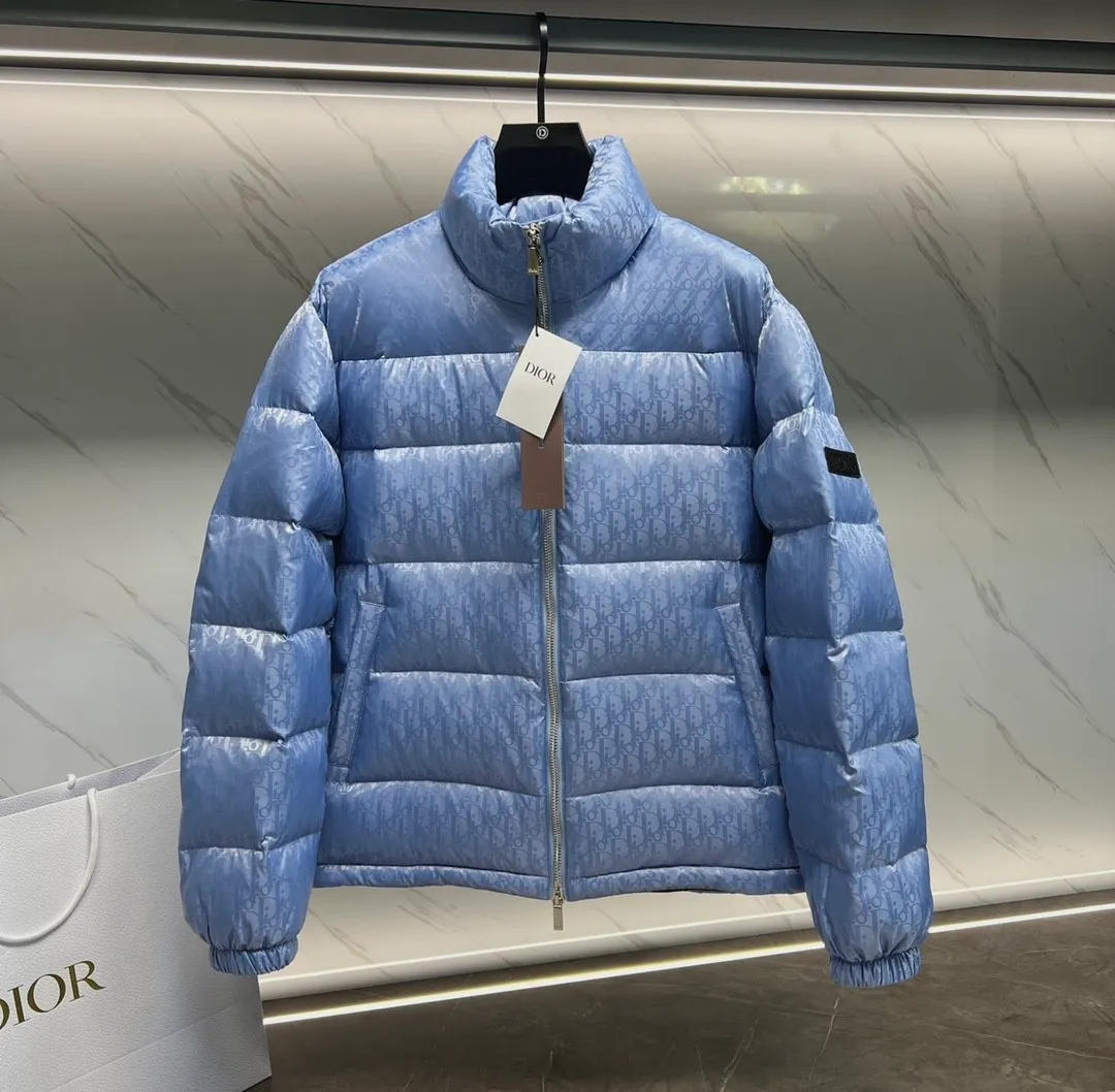 🅿️760 ⬆️Dior 23FW oblique dark pattern presbyopic stand collar down jacket, same style at the counter, popular all the way 🔥presbyopic down jacket is here🤩~ This is a down jacket with ultra-complex craftsmanship, the custom fabric cycle is as long as 50 days, based on the original fabric, laser jacquard makes the whole garment uneven, with a stronger three-dimensional effect, and the 3D effect is more obvious ✨This fabric has a good hand feel, and the dark pattern on the jacket is very low-key. The fabric shows a dark grain luster, and it has extremely high waterproof properties! The real texture is more perfect, custom-woven high-density satin nylon material and dark jacquard weave, simple and refreshing, thick and fluffy, super three-proof fabric, waterproof, stain-proof and dust-proof! ✨ Full-width jacquard LOGO, ultra-high-end luxury and style. The handsomeness and eye-catching index of the upper body are absolutely NO. 1. Fully custom-woven jacquard LOGO technology fabric, high-density polyester fiber. It is a new type of heat-insulating and light-weight fabric. It has a light texture, delicate and soft warmth and breathability. Especially the LOGO jacquard produces different light and dark interweaving under different lights! Full of hidden flower logos, low-key with a touch of expensiveness, the overall shape is not too bloated, windproof and waterproof, it can be called a haven in winter 😍 Simple but not simple, wear it with a wrap in autumn and winter. ✨The interior is filled with 90-fill white goose down, (90% white goose down ➕10% white goose feather) This type of down is full of fluffiness, better thermal insulation, and has no down stalks! Hooded and windproof design, comfortable and warm! The white goose down filled inside is a strong guarantee of warmth and cold resistance. As for the so-called odor gas of down, it is completely worry-free. The upper body is light and full. The down filling is sufficiently balanced to obtain uniform warmth! The upper body is eye-catching. ✨The hardware of the whole garment is made of original 1V1 customized tungsten material. Leather label design, hot melt technology, one-time molding