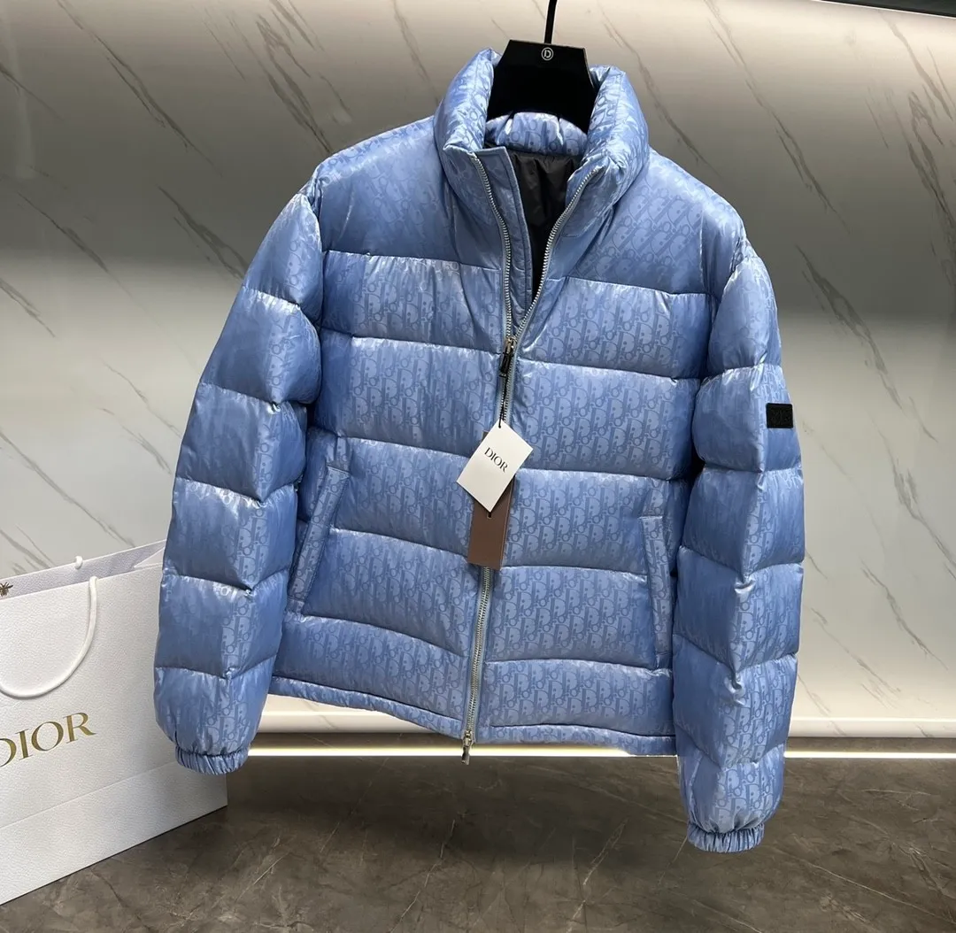🅿️760 ⬆️Dior 23FW oblique dark pattern presbyopic stand collar down jacket, same style at the counter, popular all the way 🔥presbyopic down jacket is here🤩~ This is a down jacket with ultra-complex craftsmanship, the custom fabric cycle is as long as 50 days, based on the original fabric, laser jacquard makes the whole garment uneven, with a stronger three-dimensional effect, and the 3D effect is more obvious ✨This fabric has a good hand feel, and the dark pattern on the jacket is very low-key. The fabric shows a dark grain luster, and it has extremely high waterproof properties! The real texture is more perfect, custom-woven high-density satin nylon material and dark jacquard weave, simple and refreshing, thick and fluffy, super three-proof fabric, waterproof, stain-proof and dust-proof! ✨ Full-width jacquard LOGO, ultra-high-end luxury and style. The handsomeness and eye-catching index of the upper body are absolutely NO. 1. Fully custom-woven jacquard LOGO technology fabric, high-density polyester fiber. It is a new type of heat-insulating and light-weight fabric. It has a light texture, delicate and soft warmth and breathability. Especially the LOGO jacquard produces different light and dark interweaving under different lights! Full of hidden flower logos, low-key with a touch of expensiveness, the overall shape is not too bloated, windproof and waterproof, it can be called a haven in winter 😍 Simple but not simple, wear it with a wrap in autumn and winter. ✨The interior is filled with 90-fill white goose down, (90% white goose down ➕10% white goose feather) This type of down is full of fluffiness, better thermal insulation, and has no down stalks! Hooded and windproof design, comfortable and warm! The white goose down filled inside is a strong guarantee of warmth and cold resistance. As for the so-called odor gas of down, it is completely worry-free. The upper body is light and full. The down filling is sufficiently balanced to obtain uniform warmth! The upper body is eye-catching. ✨The hardware of the whole garment is made of original 1V1 customized tungsten material. Leather label design, hot melt technology, one-time molding