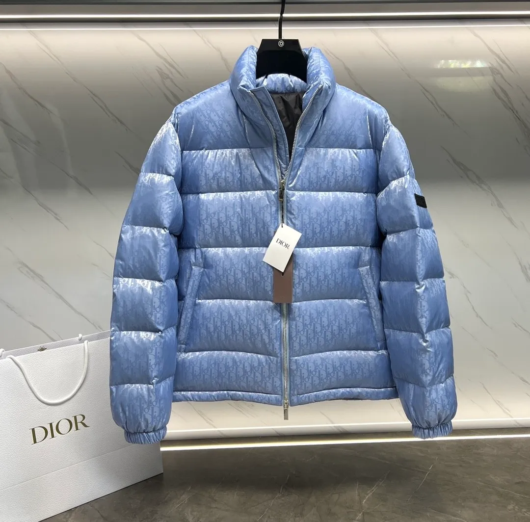 🅿️760 ⬆️Dior 23FW oblique dark pattern presbyopic stand collar down jacket, same style at the counter, popular all the way 🔥presbyopic down jacket is here🤩~ This is a down jacket with ultra-complex craftsmanship, the custom fabric cycle is as long as 50 days, based on the original fabric, laser jacquard makes the whole garment uneven, with a stronger three-dimensional effect, and the 3D effect is more obvious ✨This fabric has a good hand feel, and the dark pattern on the jacket is very low-key. The fabric shows a dark grain luster, and it has extremely high waterproof properties! The real texture is more perfect, custom-woven high-density satin nylon material and dark jacquard weave, simple and refreshing, thick and fluffy, super three-proof fabric, waterproof, stain-proof and dust-proof! ✨ Full-width jacquard LOGO, ultra-high-end luxury and style. The handsomeness and eye-catching index of the upper body are absolutely NO. 1. Fully custom-woven jacquard LOGO technology fabric, high-density polyester fiber. It is a new type of heat-insulating and light-weight fabric. It has a light texture, delicate and soft warmth and breathability. Especially the LOGO jacquard produces different light and dark interweaving under different lights! Full of hidden flower logos, low-key with a touch of expensiveness, the overall shape is not too bloated, windproof and waterproof, it can be called a haven in winter 😍 Simple but not simple, wear it with a wrap in autumn and winter. ✨The interior is filled with 90-fill white goose down, (90% white goose down ➕10% white goose feather) This type of down is full of fluffiness, better thermal insulation, and has no down stalks! Hooded and windproof design, comfortable and warm! The white goose down filled inside is a strong guarantee of warmth and cold resistance. As for the so-called odor gas of down, it is completely worry-free. The upper body is light and full. The down filling is sufficiently balanced to obtain uniform warmth! The upper body is eye-catching. ✨The hardware of the whole garment is made of original 1V1 customized tungsten material. Leather label design, hot melt technology, one-time molding