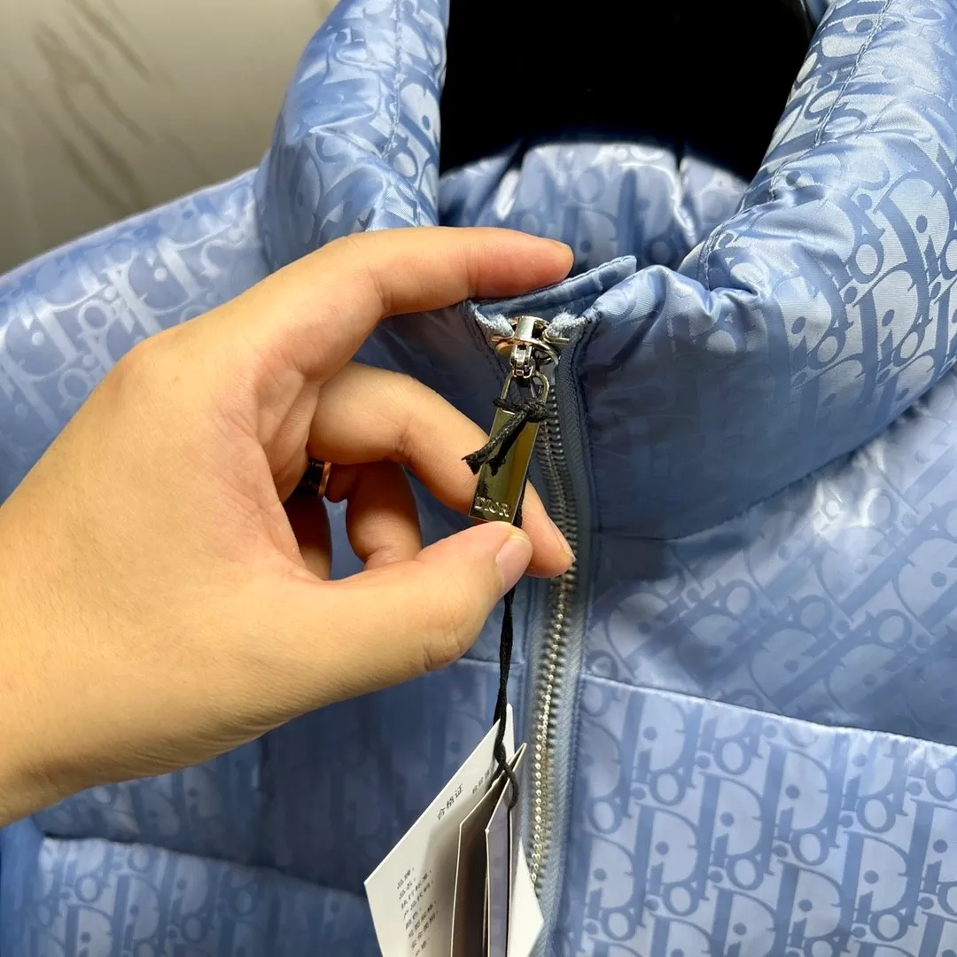 🅿️760 ⬆️Dior 23FW oblique dark pattern presbyopic stand collar down jacket, same style at the counter, popular all the way 🔥presbyopic down jacket is here🤩~ This is a down jacket with ultra-complex craftsmanship, the custom fabric cycle is as long as 50 days, based on the original fabric, laser jacquard makes the whole garment uneven, with a stronger three-dimensional effect, and the 3D effect is more obvious ✨This fabric has a good hand feel, and the dark pattern on the jacket is very low-key. The fabric shows a dark grain luster, and it has extremely high waterproof properties! The real texture is more perfect, custom-woven high-density satin nylon material and dark jacquard weave, simple and refreshing, thick and fluffy, super three-proof fabric, waterproof, stain-proof and dust-proof! ✨ Full-width jacquard LOGO, ultra-high-end luxury and style. The handsomeness and eye-catching index of the upper body are absolutely NO. 1. Fully custom-woven jacquard LOGO technology fabric, high-density polyester fiber. It is a new type of heat-insulating and light-weight fabric. It has a light texture, delicate and soft warmth and breathability. Especially the LOGO jacquard produces different light and dark interweaving under different lights! Full of hidden flower logos, low-key with a touch of expensiveness, the overall shape is not too bloated, windproof and waterproof, it can be called a haven in winter 😍 Simple but not simple, wear it with a wrap in autumn and winter. ✨The interior is filled with 90-fill white goose down, (90% white goose down ➕10% white goose feather) This type of down is full of fluffiness, better thermal insulation, and has no down stalks! Hooded and windproof design, comfortable and warm! The white goose down filled inside is a strong guarantee of warmth and cold resistance. As for the so-called odor gas of down, it is completely worry-free. The upper body is light and full. The down filling is sufficiently balanced to obtain uniform warmth! The upper body is eye-catching. ✨The hardware of the whole garment is made of original 1V1 customized tungsten material. Leather label design, hot melt technology, one-time molding