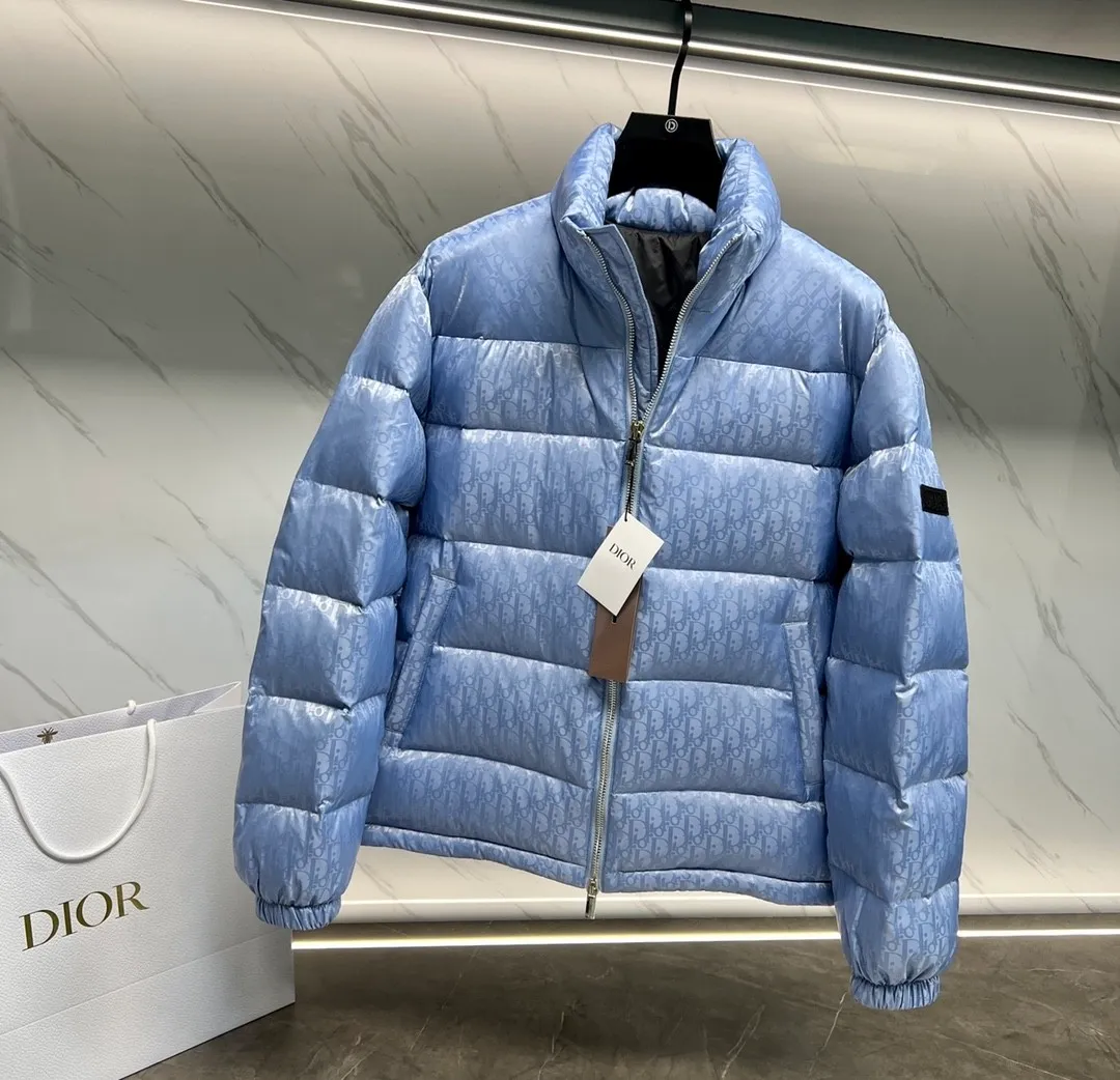 🅿️760 ⬆️Dior 23FW oblique dark pattern presbyopic stand collar down jacket, same style at the counter, popular all the way 🔥presbyopic down jacket is here🤩~ This is a down jacket with ultra-complex craftsmanship, the custom fabric cycle is as long as 50 days, based on the original fabric, laser jacquard makes the whole garment uneven, with a stronger three-dimensional effect, and the 3D effect is more obvious ✨This fabric has a good hand feel, and the dark pattern on the jacket is very low-key. The fabric shows a dark grain luster, and it has extremely high waterproof properties! The real texture is more perfect, custom-woven high-density satin nylon material and dark jacquard weave, simple and refreshing, thick and fluffy, super three-proof fabric, waterproof, stain-proof and dust-proof! ✨ Full-width jacquard LOGO, ultra-high-end luxury and style. The handsomeness and eye-catching index of the upper body are absolutely NO. 1. Fully custom-woven jacquard LOGO technology fabric, high-density polyester fiber. It is a new type of heat-insulating and light-weight fabric. It has a light texture, delicate and soft warmth and breathability. Especially the LOGO jacquard produces different light and dark interweaving under different lights! Full of hidden flower logos, low-key with a touch of expensiveness, the overall shape is not too bloated, windproof and waterproof, it can be called a haven in winter 😍 Simple but not simple, wear it with a wrap in autumn and winter. ✨The interior is filled with 90-fill white goose down, (90% white goose down ➕10% white goose feather) This type of down is full of fluffiness, better thermal insulation, and has no down stalks! Hooded and windproof design, comfortable and warm! The white goose down filled inside is a strong guarantee of warmth and cold resistance. As for the so-called odor gas of down, it is completely worry-free. The upper body is light and full. The down filling is sufficiently balanced to obtain uniform warmth! The upper body is eye-catching. ✨The hardware of the whole garment is made of original 1V1 customized tungsten material. Leather label design, hot melt technology, one-time molding