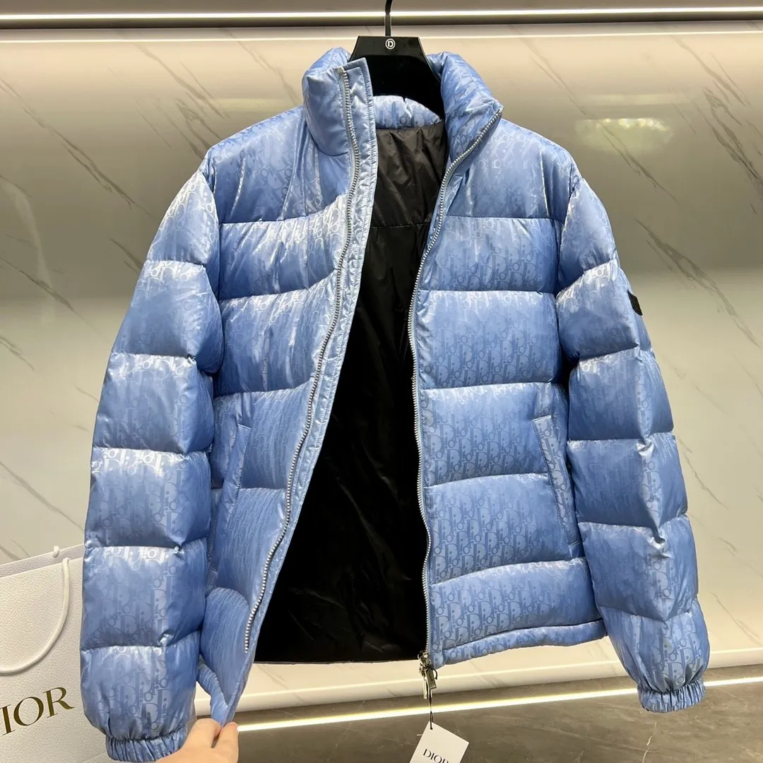 🅿️760 ⬆️Dior 23FW oblique dark pattern presbyopic stand collar down jacket, same style at the counter, popular all the way 🔥presbyopic down jacket is here🤩~ This is a down jacket with ultra-complex craftsmanship, the custom fabric cycle is as long as 50 days, based on the original fabric, laser jacquard makes the whole garment uneven, with a stronger three-dimensional effect, and the 3D effect is more obvious ✨This fabric has a good hand feel, and the dark pattern on the jacket is very low-key. The fabric shows a dark grain luster, and it has extremely high waterproof properties! The real texture is more perfect, custom-woven high-density satin nylon material and dark jacquard weave, simple and refreshing, thick and fluffy, super three-proof fabric, waterproof, stain-proof and dust-proof! ✨ Full-width jacquard LOGO, ultra-high-end luxury and style. The handsomeness and eye-catching index of the upper body are absolutely NO. 1. Fully custom-woven jacquard LOGO technology fabric, high-density polyester fiber. It is a new type of heat-insulating and light-weight fabric. It has a light texture, delicate and soft warmth and breathability. Especially the LOGO jacquard produces different light and dark interweaving under different lights! Full of hidden flower logos, low-key with a touch of expensiveness, the overall shape is not too bloated, windproof and waterproof, it can be called a haven in winter 😍 Simple but not simple, wear it with a wrap in autumn and winter. ✨The interior is filled with 90-fill white goose down, (90% white goose down ➕10% white goose feather) This type of down is full of fluffiness, better thermal insulation, and has no down stalks! Hooded and windproof design, comfortable and warm! The white goose down filled inside is a strong guarantee of warmth and cold resistance. As for the so-called odor gas of down, it is completely worry-free. The upper body is light and full. The down filling is sufficiently balanced to obtain uniform warmth! The upper body is eye-catching. ✨The hardware of the whole garment is made of original 1V1 customized tungsten material. Leather label design, hot melt technology, one-time molding