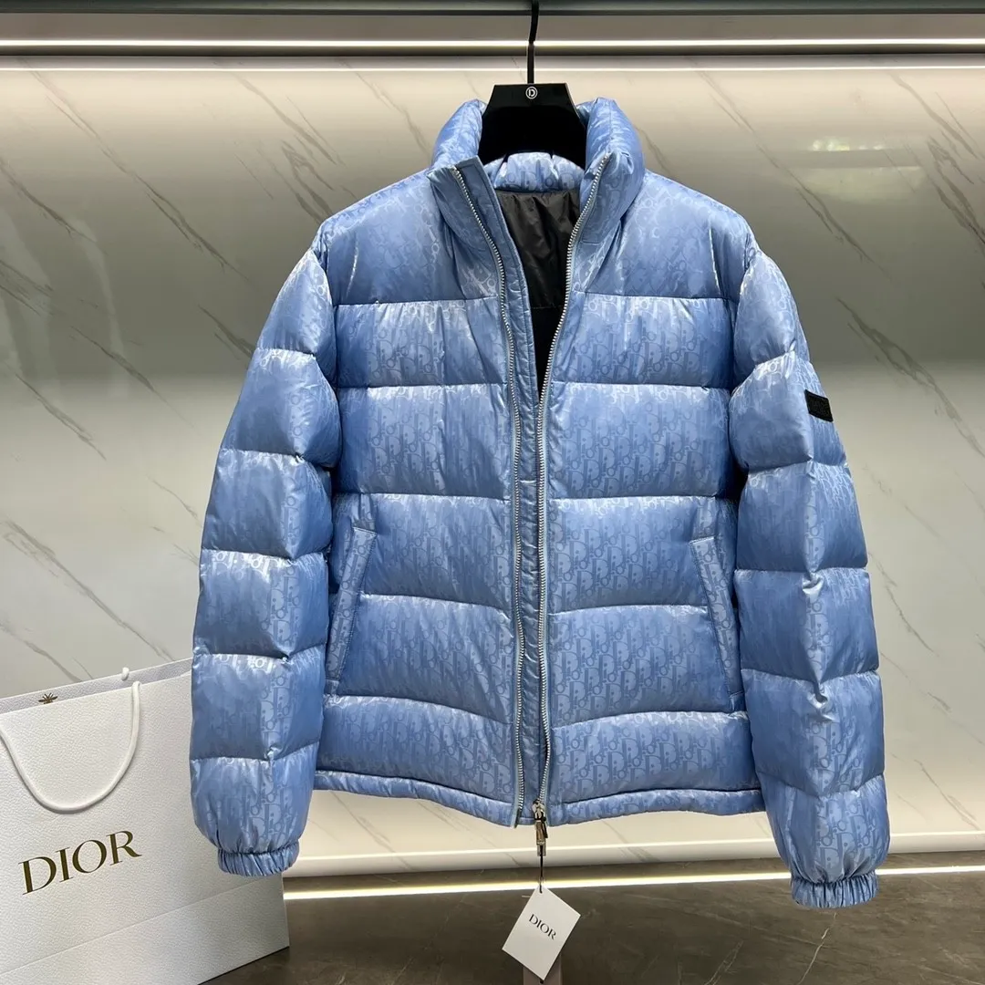 🅿️760 ⬆️Dior 23FW oblique dark pattern presbyopic stand collar down jacket, same style at the counter, popular all the way 🔥presbyopic down jacket is here🤩~ This is a down jacket with ultra-complex craftsmanship, the custom fabric cycle is as long as 50 days, based on the original fabric, laser jacquard makes the whole garment uneven, with a stronger three-dimensional effect, and the 3D effect is more obvious ✨This fabric has a good hand feel, and the dark pattern on the jacket is very low-key. The fabric shows a dark grain luster, and it has extremely high waterproof properties! The real texture is more perfect, custom-woven high-density satin nylon material and dark jacquard weave, simple and refreshing, thick and fluffy, super three-proof fabric, waterproof, stain-proof and dust-proof! ✨ Full-width jacquard LOGO, ultra-high-end luxury and style. The handsomeness and eye-catching index of the upper body are absolutely NO. 1. Fully custom-woven jacquard LOGO technology fabric, high-density polyester fiber. It is a new type of heat-insulating and light-weight fabric. It has a light texture, delicate and soft warmth and breathability. Especially the LOGO jacquard produces different light and dark interweaving under different lights! Full of hidden flower logos, low-key with a touch of expensiveness, the overall shape is not too bloated, windproof and waterproof, it can be called a haven in winter 😍 Simple but not simple, wear it with a wrap in autumn and winter. ✨The interior is filled with 90-fill white goose down, (90% white goose down ➕10% white goose feather) This type of down is full of fluffiness, better thermal insulation, and has no down stalks! Hooded and windproof design, comfortable and warm! The white goose down filled inside is a strong guarantee of warmth and cold resistance. As for the so-called odor gas of down, it is completely worry-free. The upper body is light and full. The down filling is sufficiently balanced to obtain uniform warmth! The upper body is eye-catching. ✨The hardware of the whole garment is made of original 1V1 customized tungsten material. Leather label design, hot melt technology, one-time molding