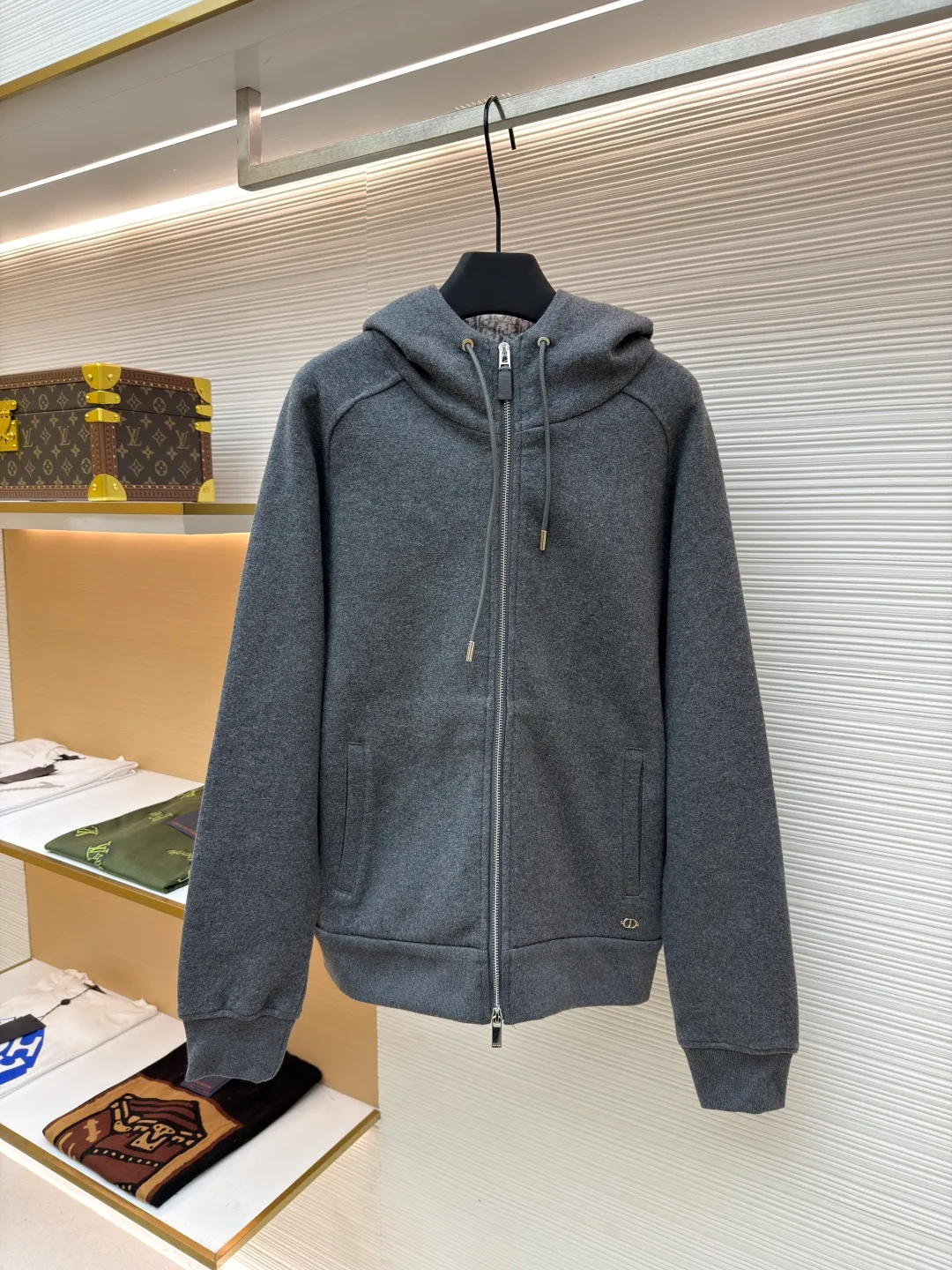 Dior presbyopic wool cashmere hooded turtleneck cardigan jacket ●Original version: purchased and developed by 46870 ●Item number: 1680898-D15 ●Fabric: wool cashmere fabric ●Technology: jacquard texture production ●Version: fitted version ●Weight: about 1065 grams ●Size: S-M-L-XL ●Description: The fabric is made of cashmere fabric, containing 50% wool and pure cotton, with original hemming inside, jacquard letters, integrated design. One side has a solid color logo, and the spliced side has a classic presbyopia. It can be worn on both sides to change the style at any time. Customized imported velvet imported machine weaving, the material is conscientious and full of high-end texture. It is comfortable to wear and skin-friendly. It is made by a large factory and has perfect details and texture. The fabric is made of imported cashmere yarn. New product for early autumn! Hot style return! New version of dropped shoulder design High-grade navy blue presbyopic logo zipper cashmere jacket. Reversible. The letter jacquard texture on the back is luxurious and handsome. The hooded design is fashionable and advanced. The classic version does not make people look slimmer. Highly recommended! The overall wiring is straight and delicate, the fabric is comfortable and soft, and the color is consistent without color difference. It can be matched with the same style to create a fashionable look and control various occasions. Customized accessories, complete with three standards, same style for men and women!