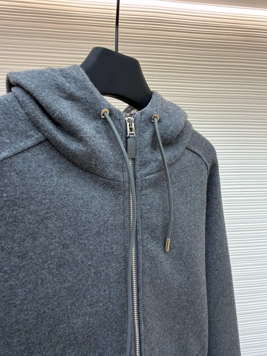 Dior presbyopic wool cashmere hooded turtleneck cardigan jacket ●Original version: purchased and developed by 46870 ●Item number: 1680898-D15 ●Fabric: wool cashmere fabric ●Technology: jacquard texture production ●Version: fitted version ●Weight: about 1065 grams ●Size: S-M-L-XL ●Description: The fabric is made of cashmere fabric, containing 50% wool and pure cotton, with original hemming inside, jacquard letters, integrated design. One side has a solid color logo, and the spliced side has a classic presbyopia. It can be worn on both sides to change the style at any time. Customized imported velvet imported machine weaving, the material is conscientious and full of high-end texture. It is comfortable to wear and skin-friendly. It is made by a large factory and has perfect details and texture. The fabric is made of imported cashmere yarn. New product for early autumn! Hot style return! New version of dropped shoulder design High-grade navy blue presbyopic logo zipper cashmere jacket. Reversible. The letter jacquard texture on the back is luxurious and handsome. The hooded design is fashionable and advanced. The classic version does not make people look slimmer. Highly recommended! The overall wiring is straight and delicate, the fabric is comfortable and soft, and the color is consistent without color difference. It can be matched with the same style to create a fashionable look and control various occasions. Customized accessories, complete with three standards, same style for men and women!
