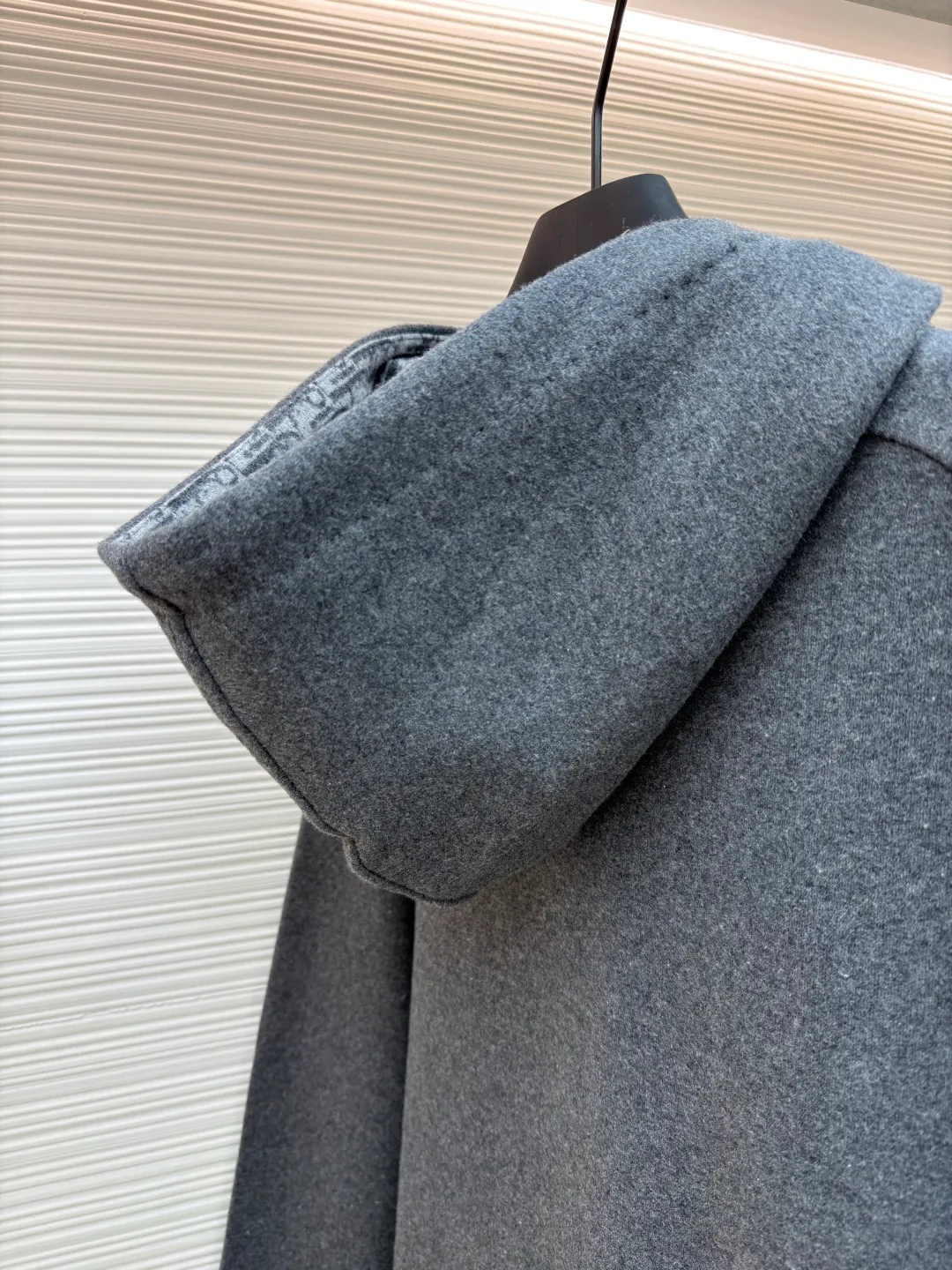 Dior presbyopic wool cashmere hooded turtleneck cardigan jacket ●Original version: purchased and developed by 46870 ●Item number: 1680898-D15 ●Fabric: wool cashmere fabric ●Technology: jacquard texture production ●Version: fitted version ●Weight: about 1065 grams ●Size: S-M-L-XL ●Description: The fabric is made of cashmere fabric, containing 50% wool and pure cotton, with original hemming inside, jacquard letters, integrated design. One side has a solid color logo, and the spliced side has a classic presbyopia. It can be worn on both sides to change the style at any time. Customized imported velvet imported machine weaving, the material is conscientious and full of high-end texture. It is comfortable to wear and skin-friendly. It is made by a large factory and has perfect details and texture. The fabric is made of imported cashmere yarn. New product for early autumn! Hot style return! New version of dropped shoulder design High-grade navy blue presbyopic logo zipper cashmere jacket. Reversible. The letter jacquard texture on the back is luxurious and handsome. The hooded design is fashionable and advanced. The classic version does not make people look slimmer. Highly recommended! The overall wiring is straight and delicate, the fabric is comfortable and soft, and the color is consistent without color difference. It can be matched with the same style to create a fashionable look and control various occasions. Customized accessories, complete with three standards, same style for men and women!