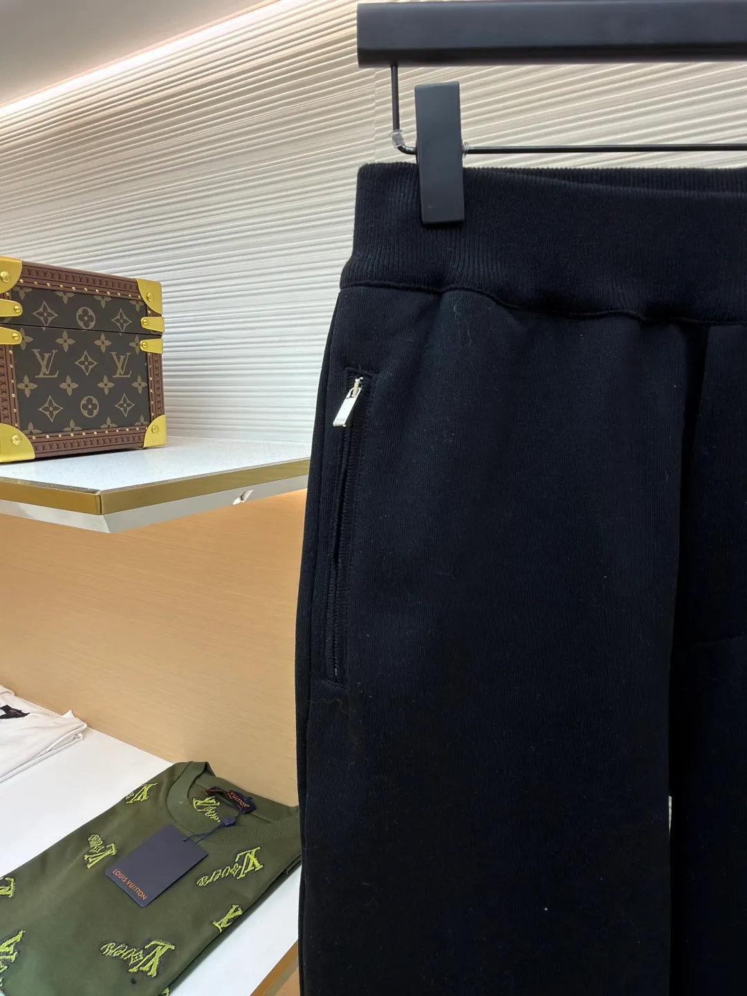 Dior presbyopic wool and cashmere legged trousers ●Item number: 1680908-B15 ●Material: wool cashmere fabric ●Technology: jacquard texture production ●Version: fitted version ●Weight: about 645 grams ●Size: S-M-L-XL ●Description: The fabric is made of cashmere fabric, containing 50% wool and pure cotton, with original hemming inside, jacquard letters, integrated design. One side has a solid color logo, and the spliced side has a classic presbyopia. It can be worn on both sides to change the style at any time. Customized imported velvet imported machine weaving, the material is conscientious and full of high-end texture. It is comfortable to wear and skin-friendly. It is made by a large factory and has perfect details and texture. The fabric is made of imported cashmere yarn. New product for early autumn! Hot style return! New version of dropped shoulder design High-grade navy blue presbyopic logo zipper cashmere jacket. Reversible. The letter jacquard texture on the back is luxurious and handsome. The hooded design is fashionable and advanced. The classic version does not make people look slimmer. Highly recommended! The overall wiring is straight and delicate, the fabric is comfortable and soft, and the color is consistent without color difference. It can be matched with the same style to create a fashionable look and control various occasions. Customized accessories, complete with three standards, same style for men and women!