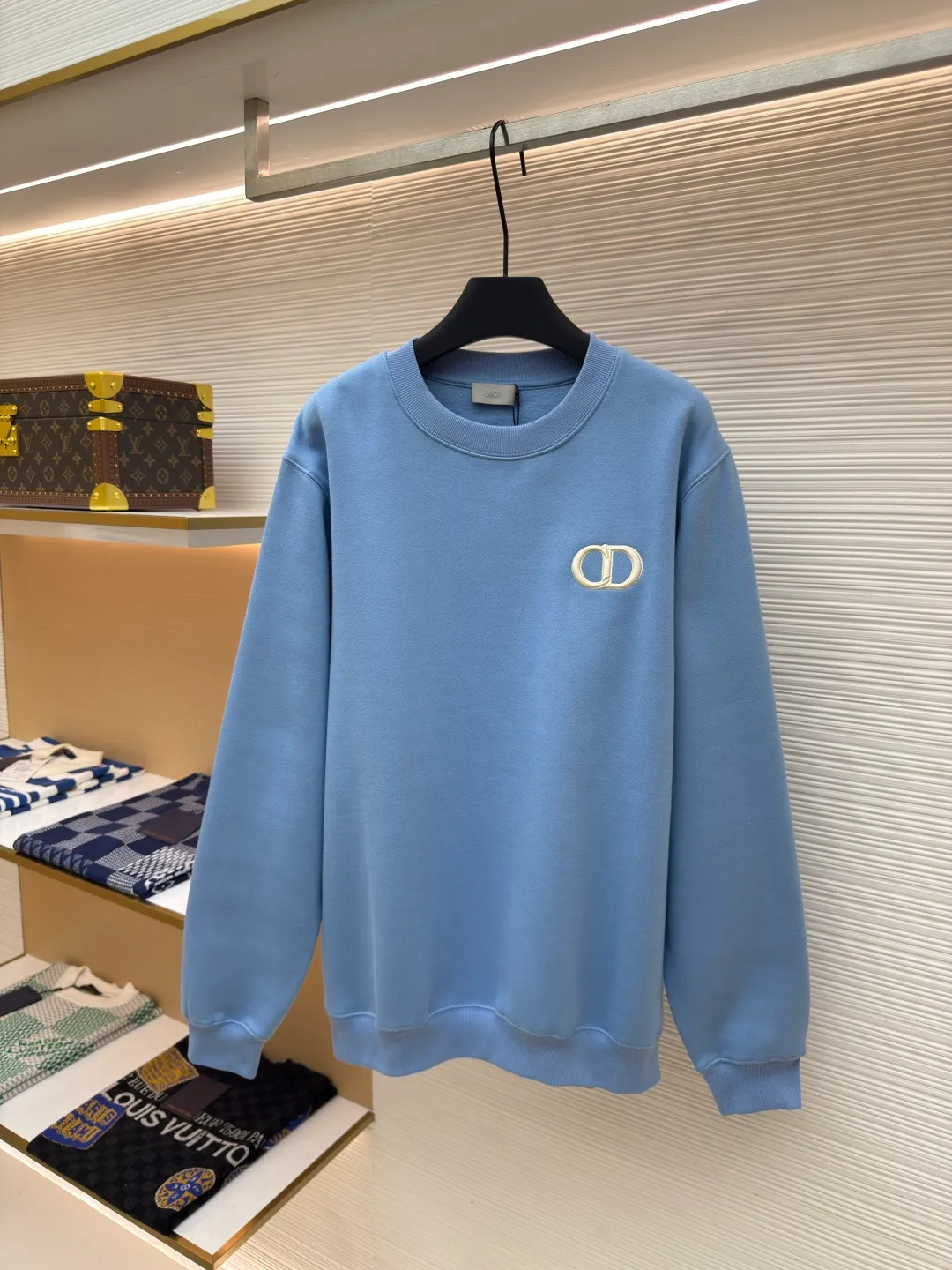 DIOR logo embroidered long-sleeved sweatshirt ●Authentic product: purchased and developed for 6700 ●Item number: 1680342-A65 ●Fabric: pure cotton fabric ●Technology: embroidery production ●Version: loose fit ●Weight: about 520 grams ●Size: S-M-L-XL ●Description: Made of customized cotton fabric, with classic high-density logo embroidery on the chest and velvet design on the inside. It can be matched with bottoms of the same season to create a fashionable look. It can be worn inside or outside to suit various occasions. Customized accessories, complete with three labels, same style for men and women!
