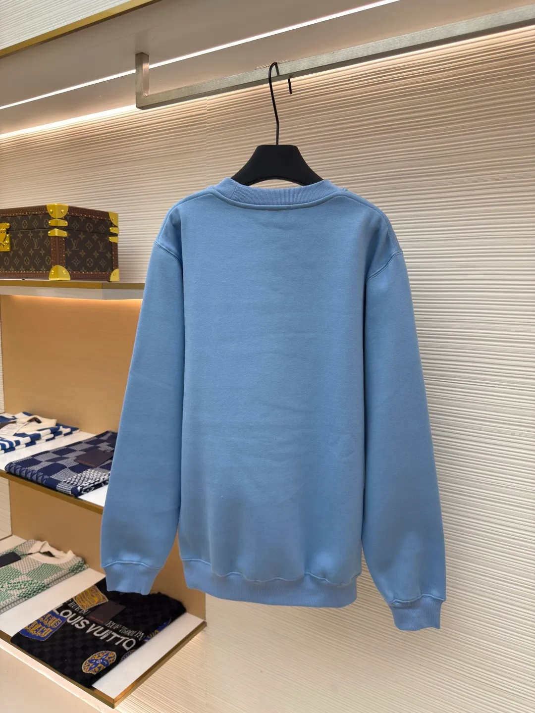 DIOR logo embroidered long-sleeved sweatshirt ●Authentic product: purchased and developed for 6700 ●Item number: 1680342-A65 ●Fabric: pure cotton fabric ●Technology: embroidery production ●Version: loose fit ●Weight: about 520 grams ●Size: S-M-L-XL ●Description: Made of customized cotton fabric, with classic high-density logo embroidery on the chest and velvet design on the inside. It can be matched with bottoms of the same season to create a fashionable look. It can be worn inside or outside to suit various occasions. Customized accessories, complete with three labels, same style for men and women!