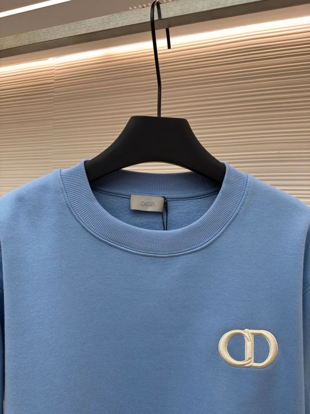 DIOR logo embroidered long-sleeved sweatshirt ●Authentic product: purchased and developed for 6700 ●Item number: 1680342-A65 ●Fabric: pure cotton fabric ●Technology: embroidery production ●Version: loose fit ●Weight: about 520 grams ●Size: S-M-L-XL ●Description: Made of customized cotton fabric, with classic high-density logo embroidery on the chest and velvet design on the inside. It can be matched with bottoms of the same season to create a fashionable look. It can be worn inside or outside to suit various occasions. Customized accessories, complete with three labels, same style for men and women!
