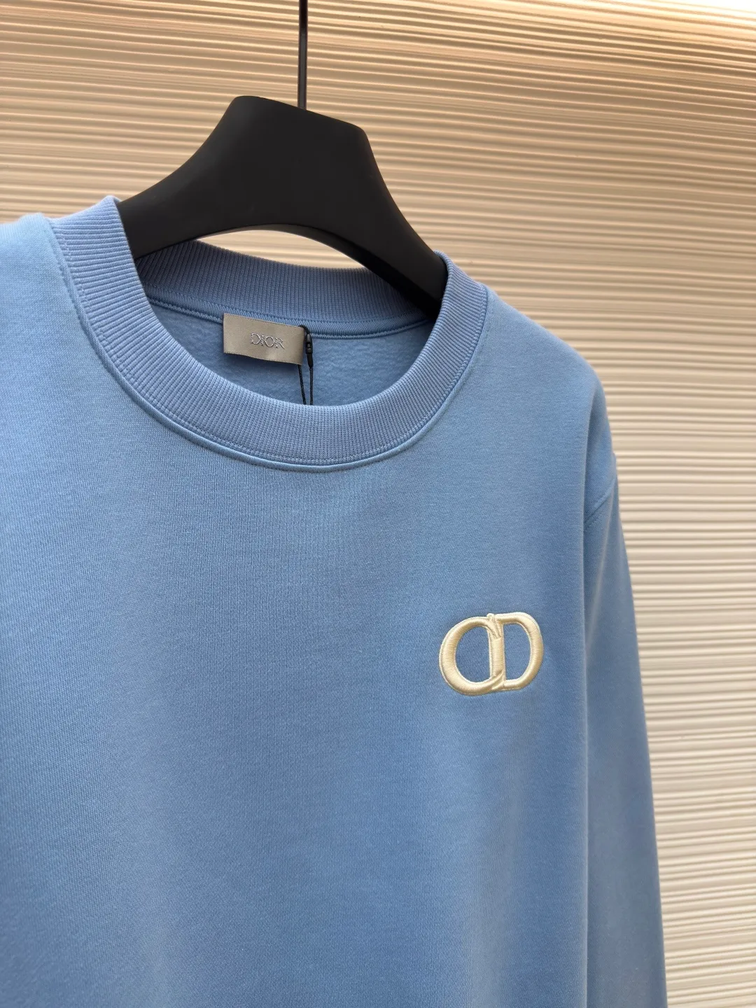 DIOR logo embroidered long-sleeved sweatshirt ●Authentic product: purchased and developed for 6700 ●Item number: 1680342-A65 ●Fabric: pure cotton fabric ●Technology: embroidery production ●Version: loose fit ●Weight: about 520 grams ●Size: S-M-L-XL ●Description: Made of customized cotton fabric, with classic high-density logo embroidery on the chest and velvet design on the inside. It can be matched with bottoms of the same season to create a fashionable look. It can be worn inside or outside to suit various occasions. Customized accessories, complete with three labels, same style for men and women!
