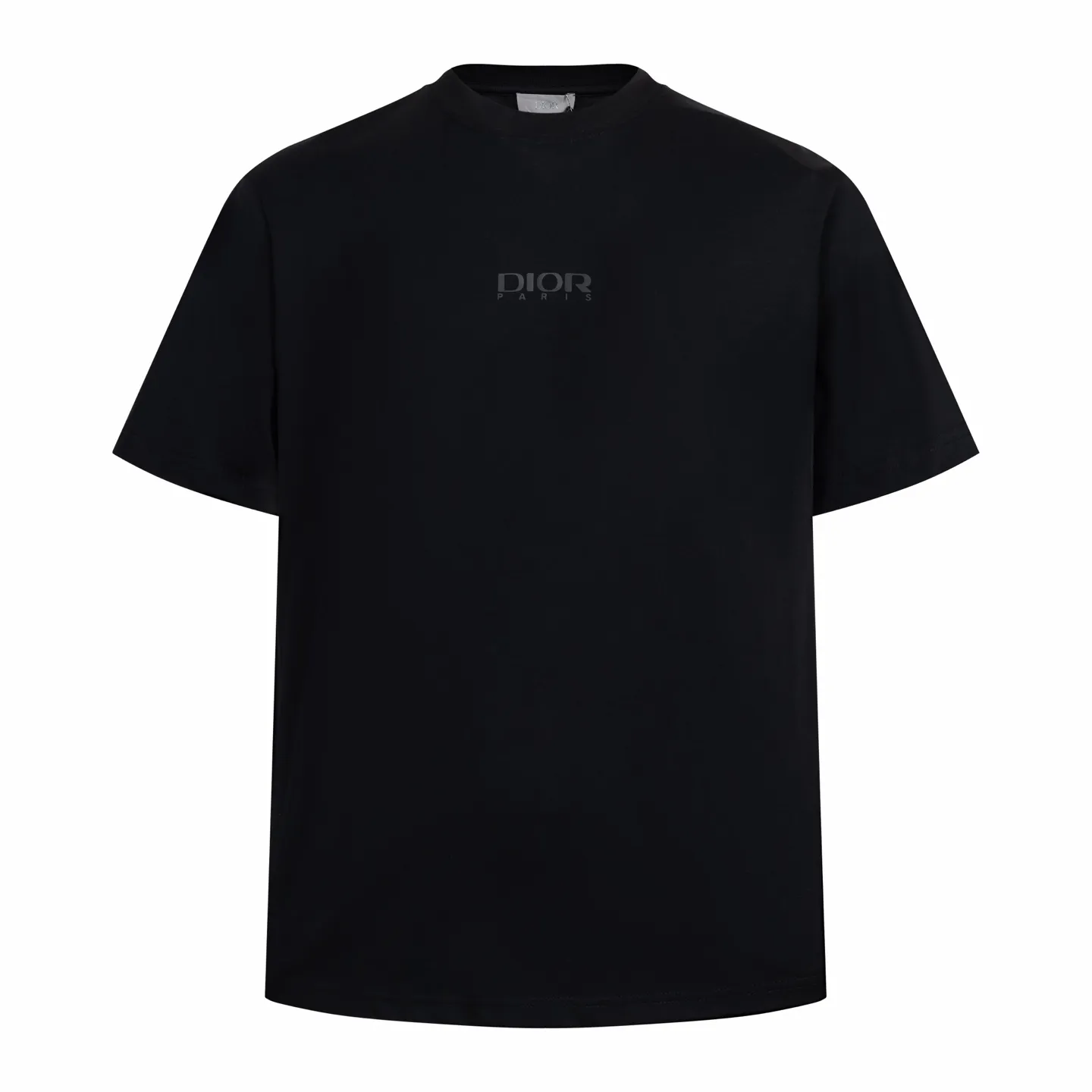 🅿️270 CD AND DESCENT Reflective Printed Short Sleeve (Black) The fabric is made of 24S 185g special woven compact cotton fabric, and the rib is made of 32S 300g double yarn rib. This T-shirt is a new product in the 2026 spring men's wear series, inspired by performance sportswear. Crafted from white cotton jersey with reflective ANDDESCENTE pattern. The ribbed round neck design can be layered with a zippered sweatshirt to create a sophisticated sporty look. The fabric is made of 24S special-spun compact cotton as a plain knitted base. The high-count compact spinning process ensures that the fabric has an extremely delicate skin feel and excellent anti-pilling durability. The neckline is equipped with 32S 1x1 high-density ribbing, which provides long-lasting rebound with its tight structure and protects the collar shape. It uses an advanced laser cutting reflective engraving film thermal transfer process: first, the composite reflective film with built-in micro glass beads is carved out by a high-precision laser cutting machine to create the precise outline of the words; the imprint is positioned and imprinted through precisely controlled temperature, pressure and time. It ensures the sharp and clear edges of the pattern and gives the item unique dynamic visual attributes. Under daily light, it presents a low-key silver-gray color, but when exposed to light in a dark place, it instantly bursts out with strong retroreflection. Through innovative reflective technology and sophisticated basic materials, performance is transformed into a perceptible visual language. Size:XS-S-M-L