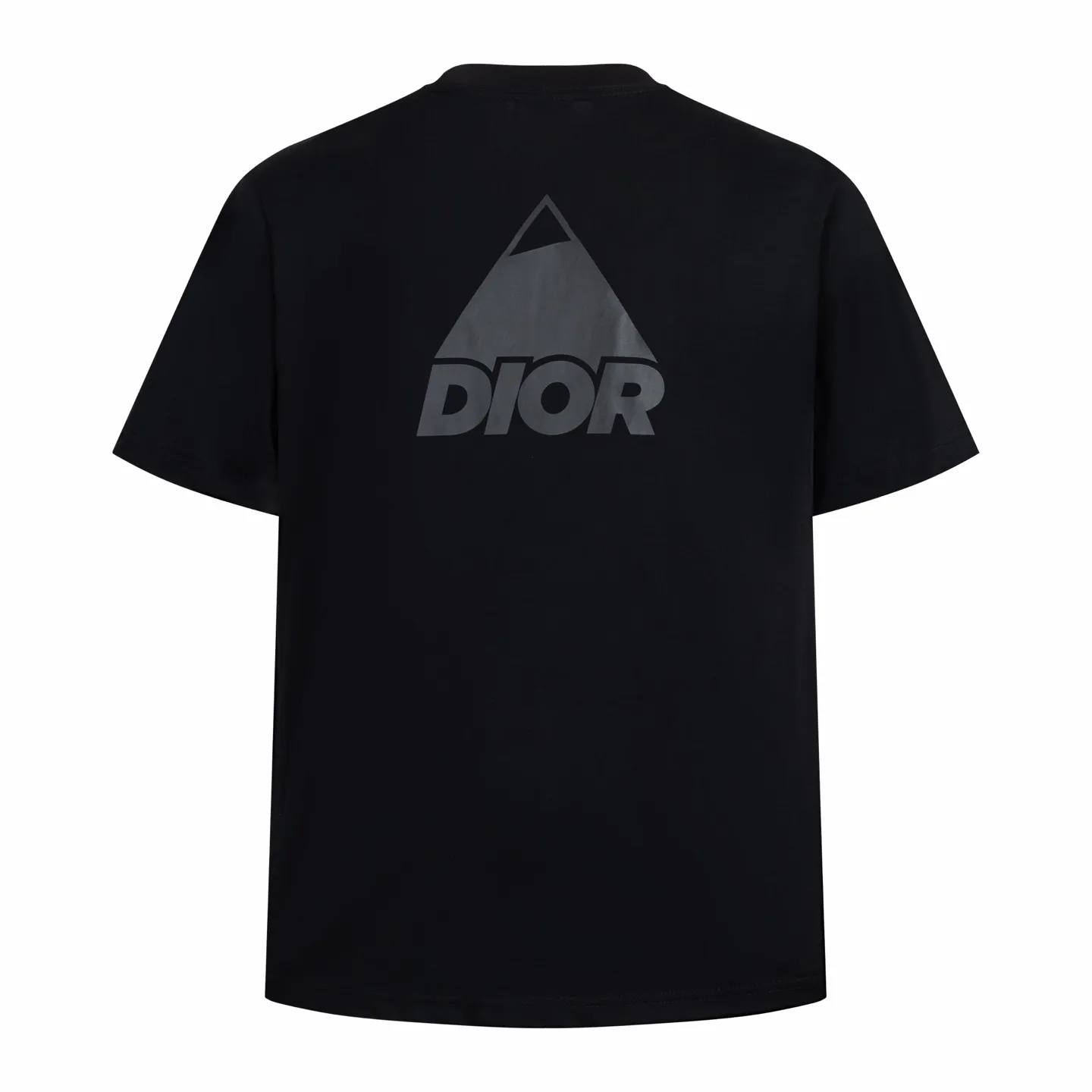 🅿️270 CD AND DESCENT Reflective Printed Short Sleeve (Black) The fabric is made of 24S 185g special woven compact cotton fabric, and the rib is made of 32S 300g double yarn rib. This T-shirt is a new product in the 2026 spring men's wear series, inspired by performance sportswear. Crafted from white cotton jersey with reflective ANDDESCENTE pattern. The ribbed round neck design can be layered with a zippered sweatshirt to create a sophisticated sporty look. The fabric is made of 24S special-spun compact cotton as a plain knitted base. The high-count compact spinning process ensures that the fabric has an extremely delicate skin feel and excellent anti-pilling durability. The neckline is equipped with 32S 1x1 high-density ribbing, which provides long-lasting rebound with its tight structure and protects the collar shape. It uses an advanced laser cutting reflective engraving film thermal transfer process: first, the composite reflective film with built-in micro glass beads is carved out by a high-precision laser cutting machine to create the precise outline of the words; the imprint is positioned and imprinted through precisely controlled temperature, pressure and time. It ensures the sharp and clear edges of the pattern and gives the item unique dynamic visual attributes. Under daily light, it presents a low-key silver-gray color, but when exposed to light in a dark place, it instantly bursts out with strong retroreflection. Through innovative reflective technology and sophisticated basic materials, performance is transformed into a perceptible visual language. Size:XS-S-M-L