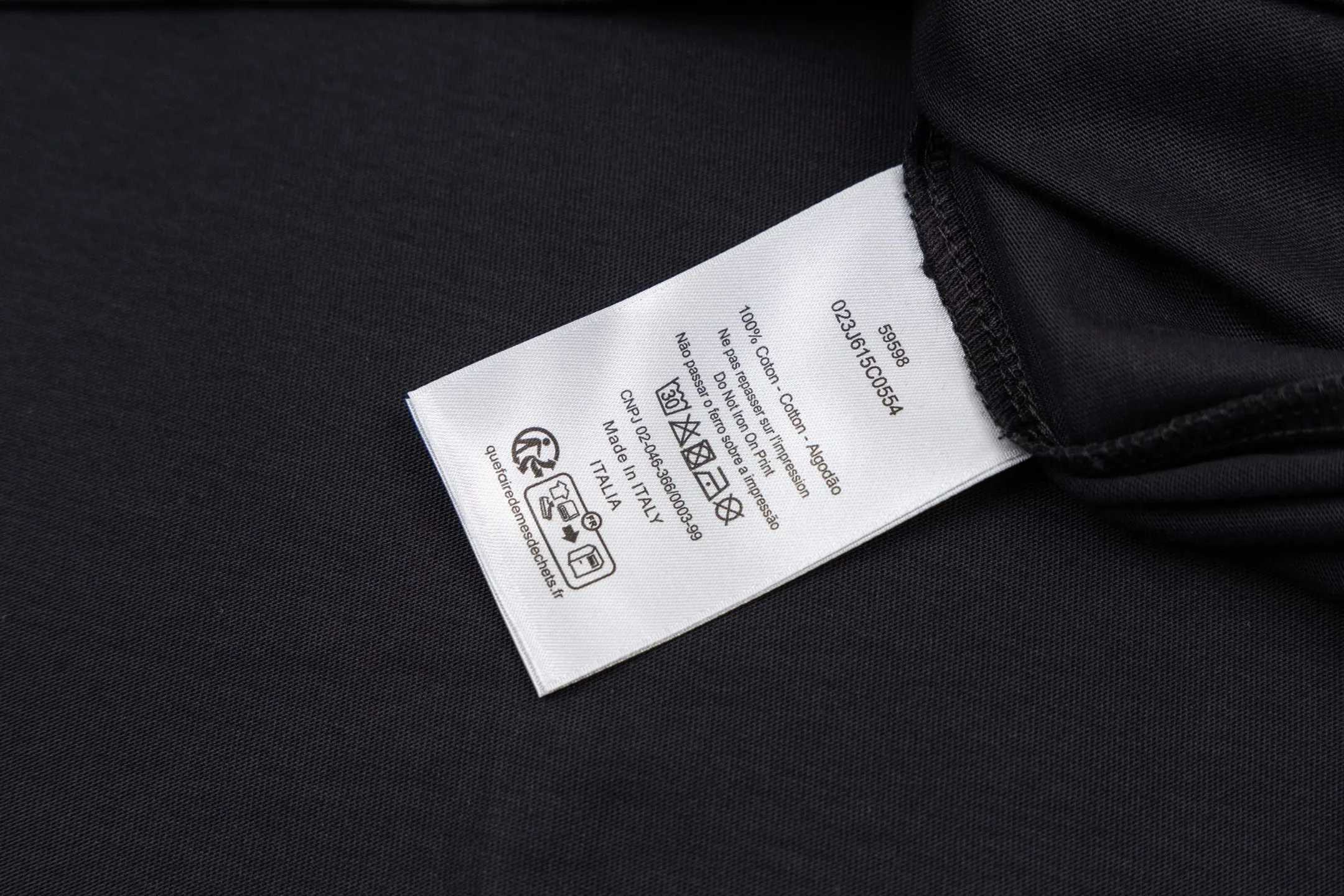 🅿️270 CD AND DESCENT Reflective Printed Short Sleeve (Black) The fabric is made of 24S 185g special woven compact cotton fabric, and the rib is made of 32S 300g double yarn rib. This T-shirt is a new product in the 2026 spring men's wear series, inspired by performance sportswear. Crafted from white cotton jersey with reflective ANDDESCENTE pattern. The ribbed round neck design can be layered with a zippered sweatshirt to create a sophisticated sporty look. The fabric is made of 24S special-spun compact cotton as a plain knitted base. The high-count compact spinning process ensures that the fabric has an extremely delicate skin feel and excellent anti-pilling durability. The neckline is equipped with 32S 1x1 high-density ribbing, which provides long-lasting rebound with its tight structure and protects the collar shape. It uses an advanced laser cutting reflective engraving film thermal transfer process: first, the composite reflective film with built-in micro glass beads is carved out by a high-precision laser cutting machine to create the precise outline of the words; the imprint is positioned and imprinted through precisely controlled temperature, pressure and time. It ensures the sharp and clear edges of the pattern and gives the item unique dynamic visual attributes. Under daily light, it presents a low-key silver-gray color, but when exposed to light in a dark place, it instantly bursts out with strong retroreflection. Through innovative reflective technology and sophisticated basic materials, performance is transformed into a perceptible visual language. Size:XS-S-M-L