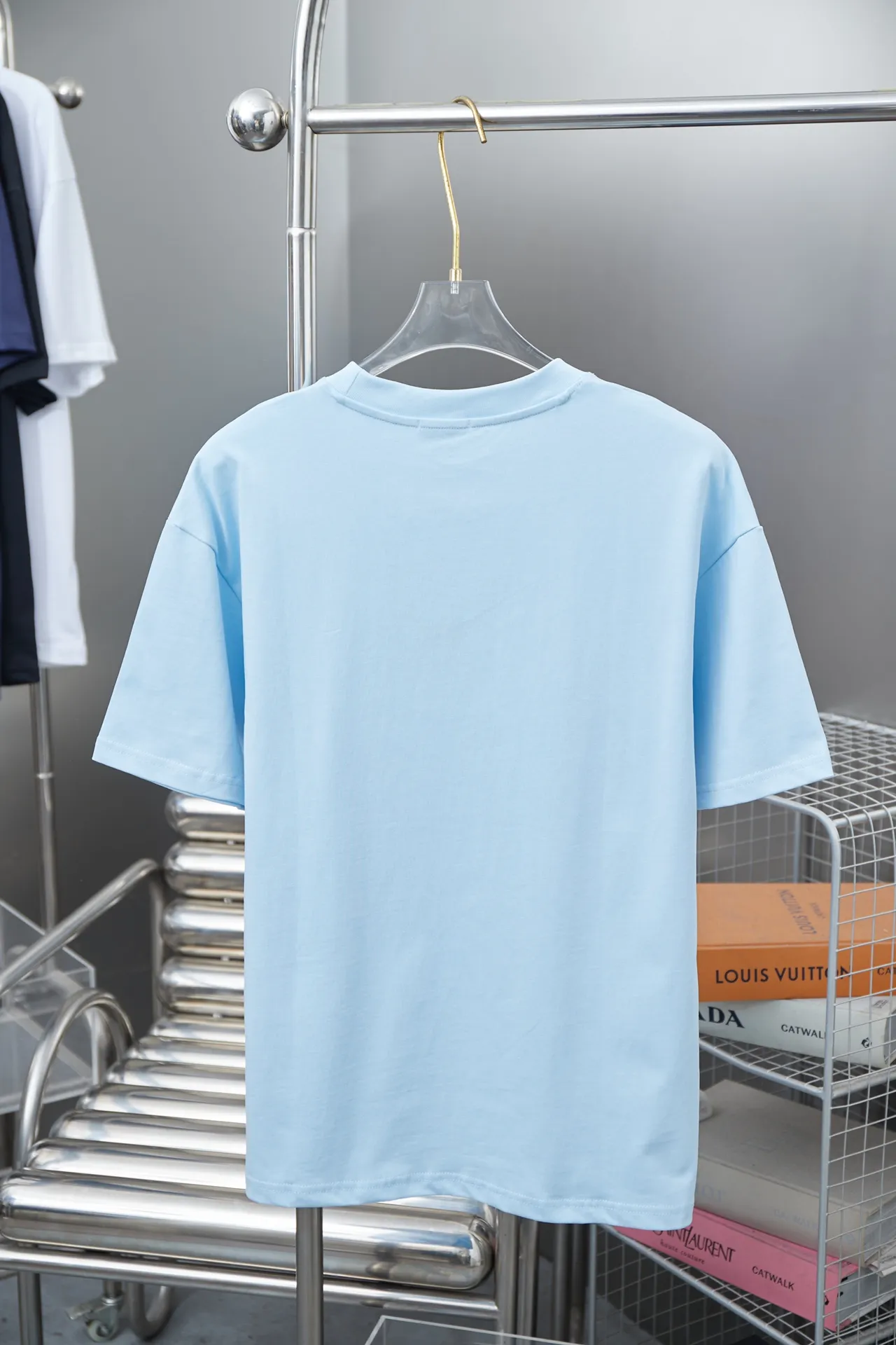🅿️190 Christian D*or CD 25SS early spring new style embroidered kitten short sleeves light luxury essential item for daily commuting for men and women correct version welcome to compare detailed features · 320g 100% pure cotton double yarn jersey fabric · Custom dyed in the same vat with special thickened 32 pieces double-strand 1X1 thread · Imported Tajima machine embroidery, using artificial silk thread flat embroidery technology, embroidered cat flower pattern · Double-needle sewing and cross-seam technology · Original main mark, washed tag, brand moisture-proof paper packaging Color: white/black/blue Size: S/M/L/XL