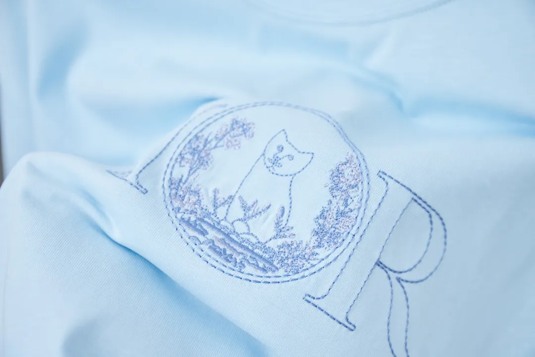 🅿️190 Christian D*or CD 25SS early spring new style embroidered kitten short sleeves light luxury essential item for daily commuting for men and women correct version welcome to compare detailed features · 320g 100% pure cotton double yarn jersey fabric · Custom dyed in the same vat with special thickened 32 pieces double-strand 1X1 thread · Imported Tajima machine embroidery, using artificial silk thread flat embroidery technology, embroidered cat flower pattern · Double-needle sewing and cross-seam technology · Original main mark, washed tag, brand moisture-proof paper packaging Color: white/black/blue Size: S/M/L/XL