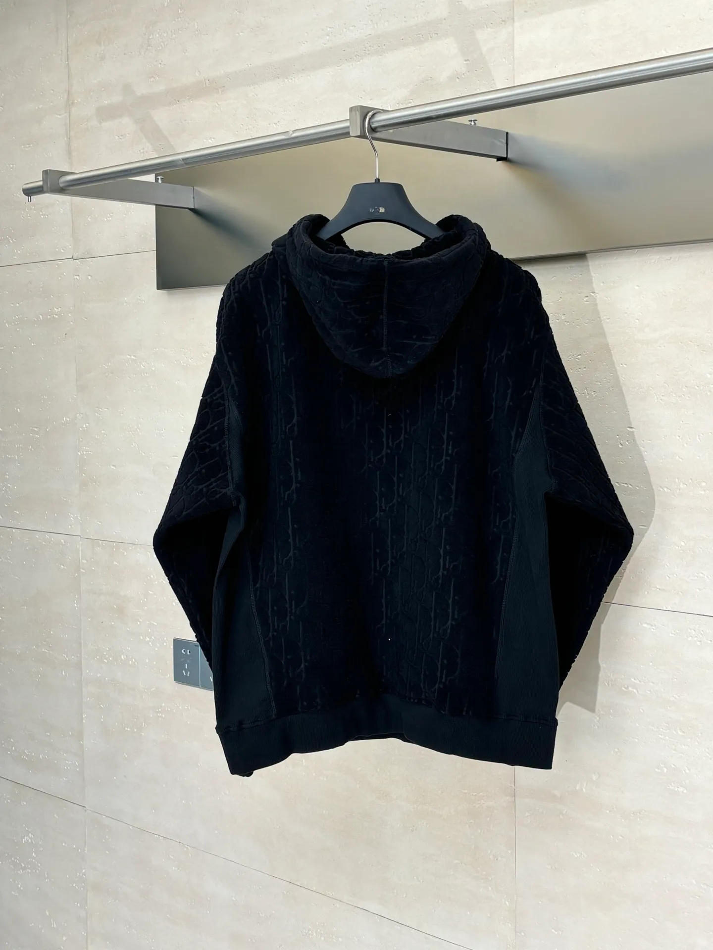 🅿️550 Dio*/Dior Obliave terry cotton hooded sweatshirt with all-over jacquard lettering. Customized Dior jacquard fabric. Soft to the touch and comfortable against the skin. Decorated with jacquard patterns of the same tone on the front. Delicately intertwined and dazzling. Like artistic brushstrokes gently swaying on a soft towel. Faint dark patterns highlight nobility and elegance. Size: S/M/L/XL