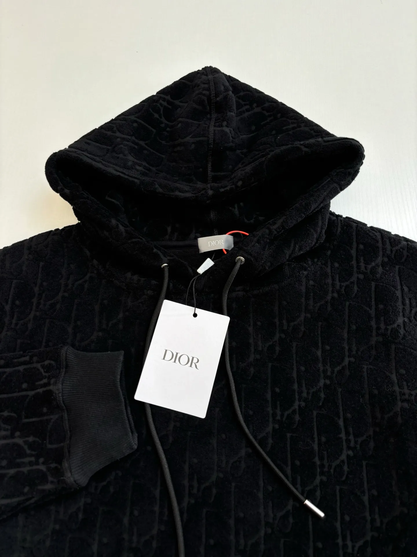 🅿️550 Dio*/Dior Obliave terry cotton hooded sweatshirt with all-over jacquard lettering. Customized Dior jacquard fabric. Soft to the touch and comfortable against the skin. Decorated with jacquard patterns of the same tone on the front. Delicately intertwined and dazzling. Like artistic brushstrokes gently swaying on a soft towel. Faint dark patterns highlight nobility and elegance. Size: S/M/L/XL
