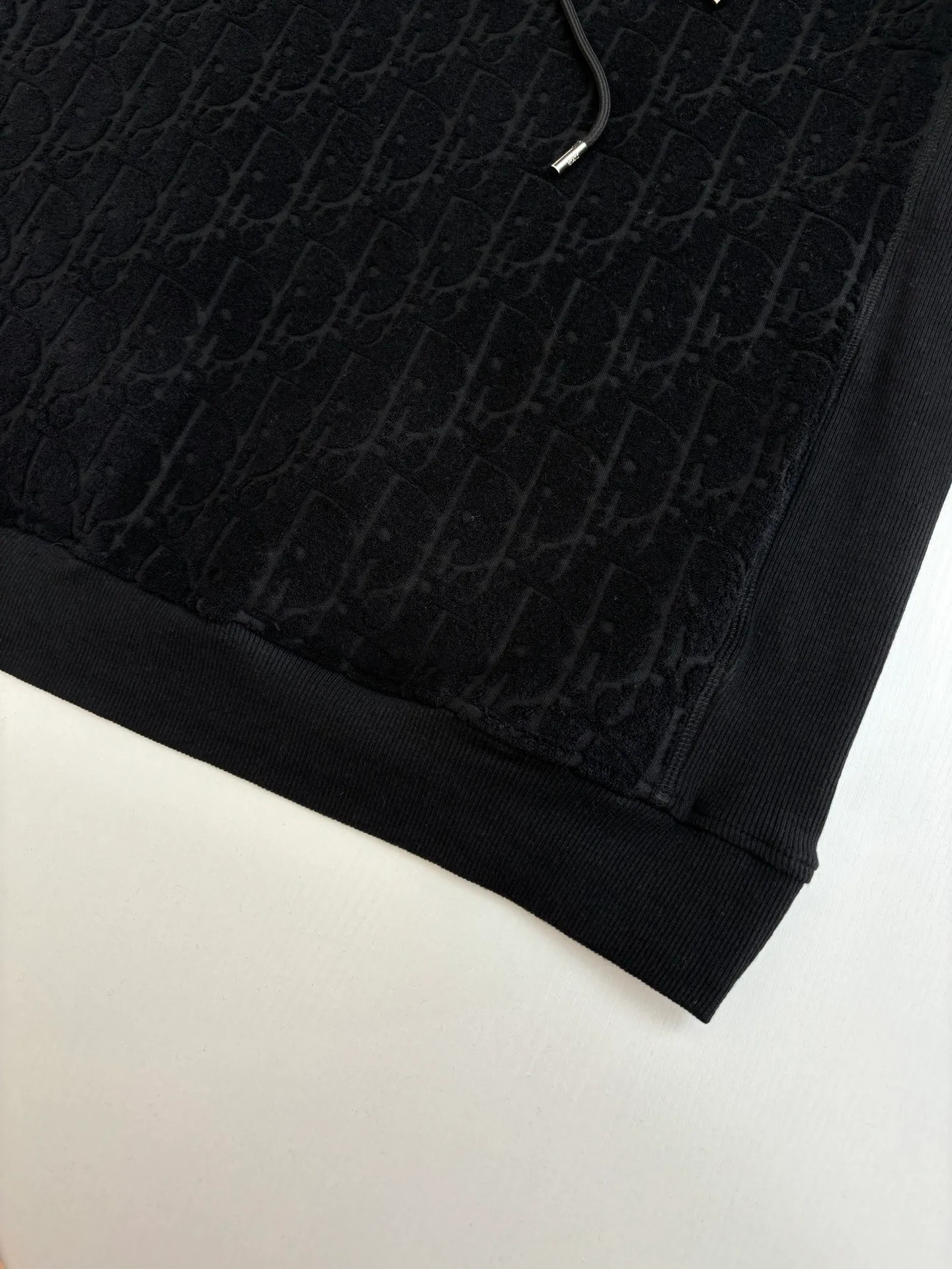 🅿️550 Dio*/Dior Obliave terry cotton hooded sweatshirt with all-over jacquard lettering. Customized Dior jacquard fabric. Soft to the touch and comfortable against the skin. Decorated with jacquard patterns of the same tone on the front. Delicately intertwined and dazzling. Like artistic brushstrokes gently swaying on a soft towel. Faint dark patterns highlight nobility and elegance. Size: S/M/L/XL