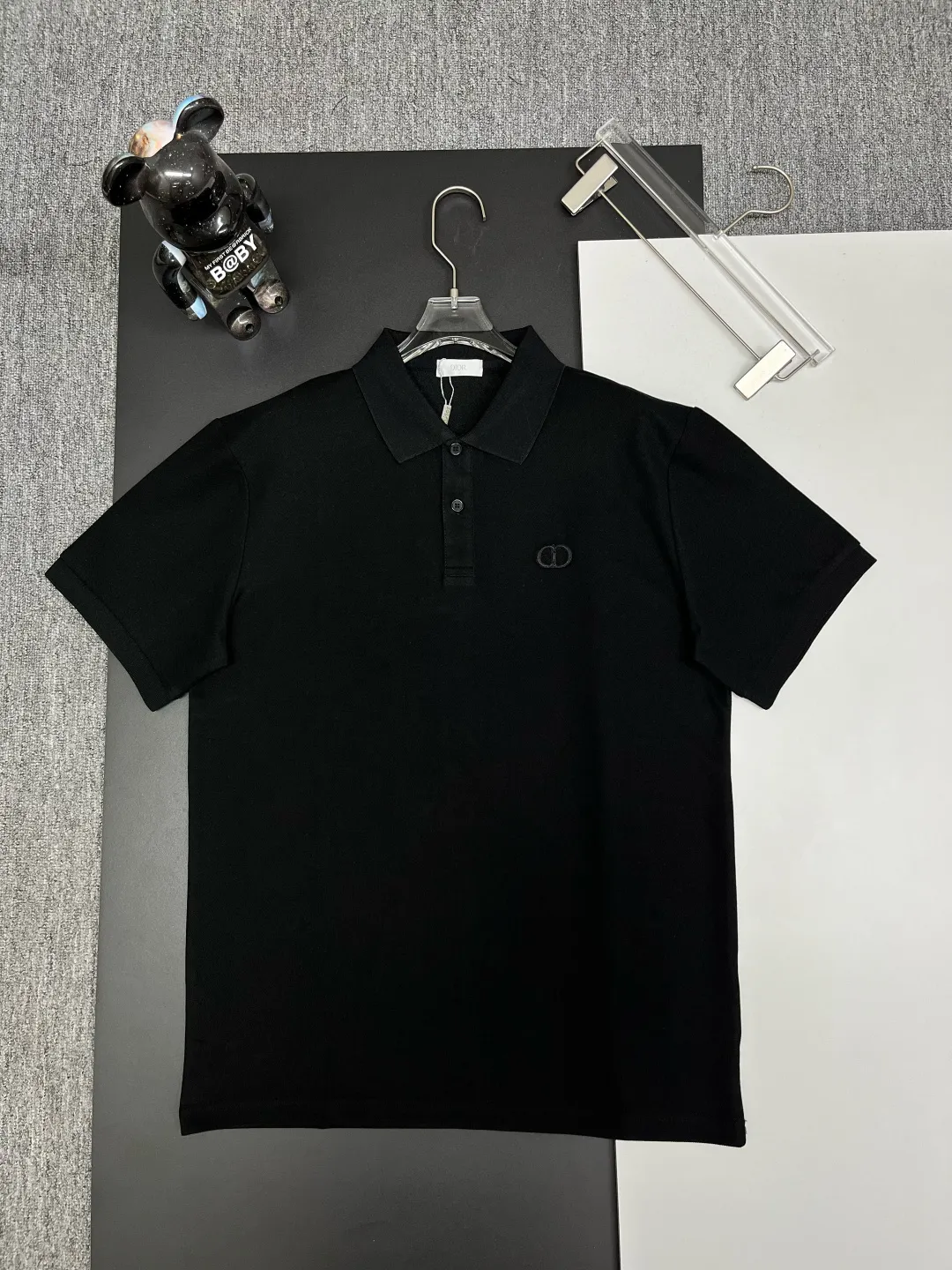 🅿️210 DIOR Dior embroidered new Polo shirt Original fabric Original customized accessories Official same style Made of 210g pure cotton pique fabric, customized same vat dyed fabric Very comfortable and smooth to the touch Very wide and stylish Produced by a first-line brand OEM factory Imported Behringer embroidery machine The embroidery is full and textured The collar ribs are woven with imported yarns, and they will not deform after long-term wear. The latest spring and summer style, fashionable and personalized Super versatile and good-looking. It is very suitable for both men and women. It is a must-have item for everyone. Color: Black White Size: S-XXL