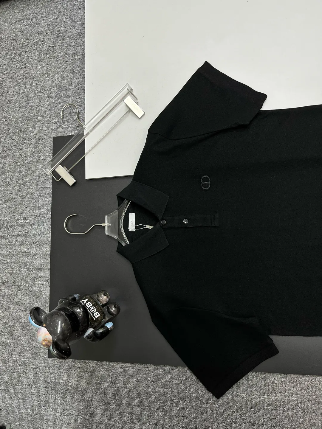 🅿️210 DIOR Dior embroidered new Polo shirt Original fabric Original customized accessories Official same style Made of 210g pure cotton pique fabric, customized same vat dyed fabric Very comfortable and smooth to the touch Very wide and stylish Produced by a first-line brand OEM factory Imported Behringer embroidery machine The embroidery is full and textured The collar ribs are woven with imported yarns, and they will not deform after long-term wear. The latest spring and summer style, fashionable and personalized Super versatile and good-looking. It is very suitable for both men and women. It is a must-have item for everyone. Color: Black White Size: S-XXL