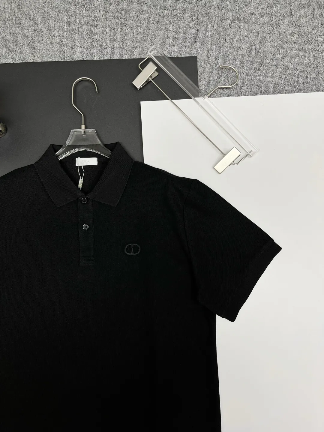 🅿️210 DIOR Dior embroidered new Polo shirt Original fabric Original customized accessories Official same style Made of 210g pure cotton pique fabric, customized same vat dyed fabric Very comfortable and smooth to the touch Very wide and stylish Produced by a first-line brand OEM factory Imported Behringer embroidery machine The embroidery is full and textured The collar ribs are woven with imported yarns, and they will not deform after long-term wear. The latest spring and summer style, fashionable and personalized Super versatile and good-looking. It is very suitable for both men and women. It is a must-have item for everyone. Color: Black White Size: S-XXL