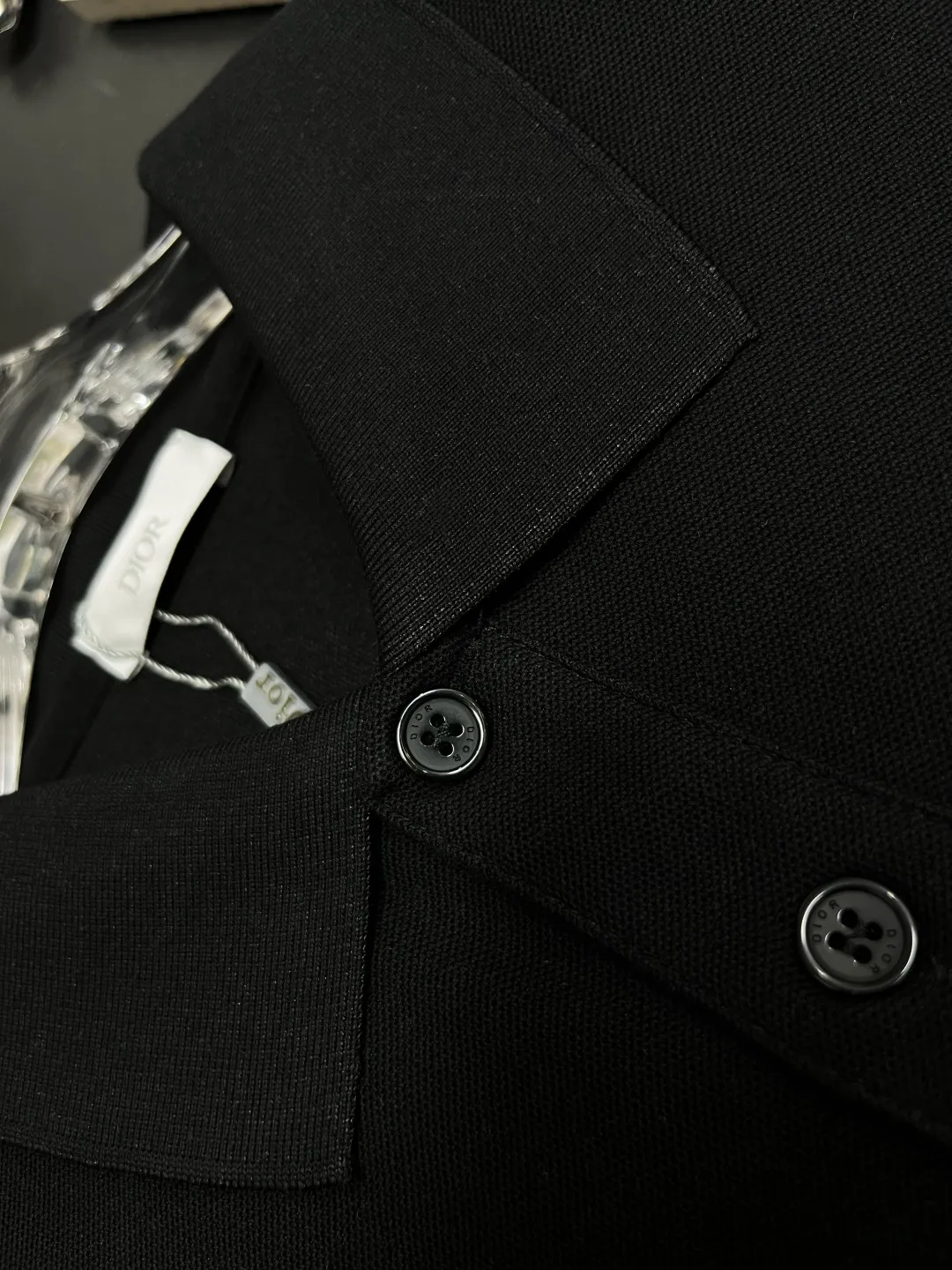 🅿️210 DIOR Dior embroidered new Polo shirt Original fabric Original customized accessories Official same style Made of 210g pure cotton pique fabric, customized same vat dyed fabric Very comfortable and smooth to the touch Very wide and stylish Produced by a first-line brand OEM factory Imported Behringer embroidery machine The embroidery is full and textured The collar ribs are woven with imported yarns, and they will not deform after long-term wear. The latest spring and summer style, fashionable and personalized Super versatile and good-looking. It is very suitable for both men and women. It is a must-have item for everyone. Color: Black White Size: S-XXL