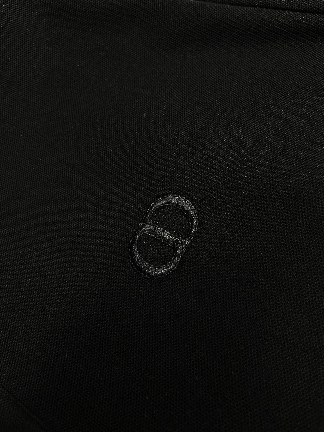 🅿️210 DIOR Dior embroidered new Polo shirt Original fabric Original customized accessories Official same style Made of 210g pure cotton pique fabric, customized same vat dyed fabric Very comfortable and smooth to the touch Very wide and stylish Produced by a first-line brand OEM factory Imported Behringer embroidery machine The embroidery is full and textured The collar ribs are woven with imported yarns, and they will not deform after long-term wear. The latest spring and summer style, fashionable and personalized Super versatile and good-looking. It is very suitable for both men and women. It is a must-have item for everyone. Color: Black White Size: S-XXL