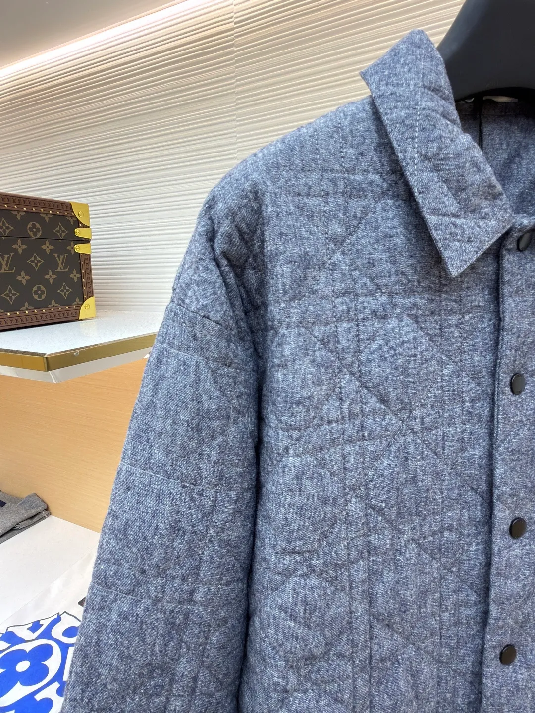 Dior rhombus quilted embroidered cotton coat ●Original version: Purchased and developed at 14699 ●Item number: 1682151-B65 ●Fabric: 100% cotton ●Technology: Made on positioning cutting machine ●Color: gray ●Version: fitted version ●Weight: about 635 grams ●Size: S-M-L-XL ●Description: The fabric is the same as the lining, purchased in Y version with AB color, customized and dyed in bulk fabric color, the top fabric adopts quilting embroidery technology, light nylon thick thread, the bottom is non-woven interlayer 800, one-inch 11-needle ultra-dense thread spacing, the whole piece of clothing has pockets on the front and back The pattern is cut to match the lines, and the left and right grids are centered respectively. The Behringer embroidery machine imported from Japan is used for embroidery. The water-soluble fabric is used as the base for embroidery with pure cotton embroidery thread. The semi-finished product is made by dissolving the fabric in cold water to make a chapter. It comes with a lacquered four-button buckle with letter logo feel. The overall wiring is straight and delicate, the fabric is comfortable and soft, and the color is consistent without color difference. It can be matched with the same style to create a fashionable look and control various occasions. Customized accessories, complete with three standards, same style for men and women!