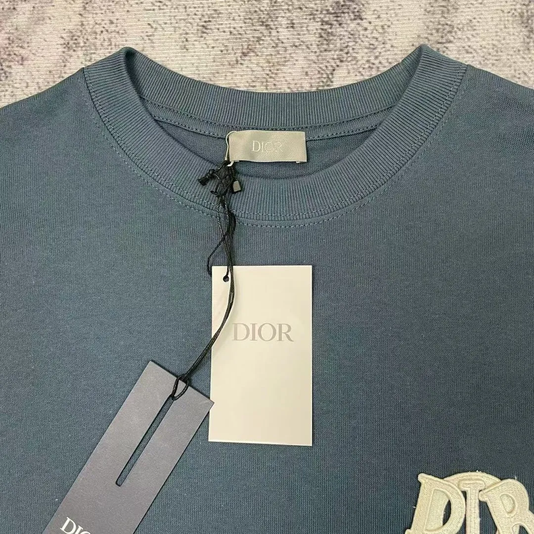 🅿️170 Dior Patch Letter Short Sleeve Color: navy blue (new custom dyed color), apricot, white, size S-XL, made of pure cotton 12S fine cotton plain weave, weight 260g. The front is decorated with contrasting logo patches and small embroidered stamps, forming a decorative and iconic embroidery product. The logo is made of imported custom-made embroidery thread, which is dyed with lustrous mercerized embroidery thread, giving it a uniform and glossy finish. The exquisite embroidery machine combines complex embroidery needlework and fine detail processing to create a three-dimensional micro-relief embroidery effect; it is also highly durable and wear-resistant. The standard round neck and short-sleeved version has a rounded arc neckline, which is suitable for various face shapes and body shapes; the sleeve length is moderate and ends just above the elbow, showing a smart and neat image. The slim fit can show off the wearer's body curves without sacrificing comfort. The collar, cuffs, hem and other parts are all sewn with fine double-needle stitching. Size: s m l xl