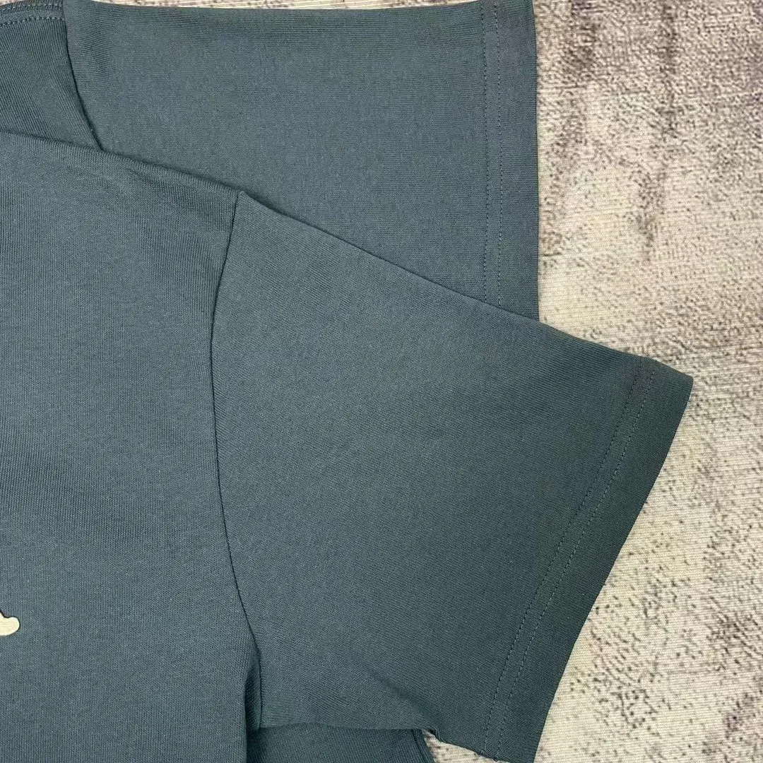 🅿️170 Dior Patch Letter Short Sleeve Color: navy blue (new custom dyed color), apricot, white, size S-XL, made of pure cotton 12S fine cotton plain weave, weight 260g. The front is decorated with contrasting logo patches and small embroidered stamps, forming a decorative and iconic embroidery product. The logo is made of imported custom-made embroidery thread, which is dyed with lustrous mercerized embroidery thread, giving it a uniform and glossy finish. The exquisite embroidery machine combines complex embroidery needlework and fine detail processing to create a three-dimensional micro-relief embroidery effect; it is also highly durable and wear-resistant. The standard round neck and short-sleeved version has a rounded arc neckline, which is suitable for various face shapes and body shapes; the sleeve length is moderate and ends just above the elbow, showing a smart and neat image. The slim fit can show off the wearer's body curves without sacrificing comfort. The collar, cuffs, hem and other parts are all sewn with fine double-needle stitching. Size: s m l xl