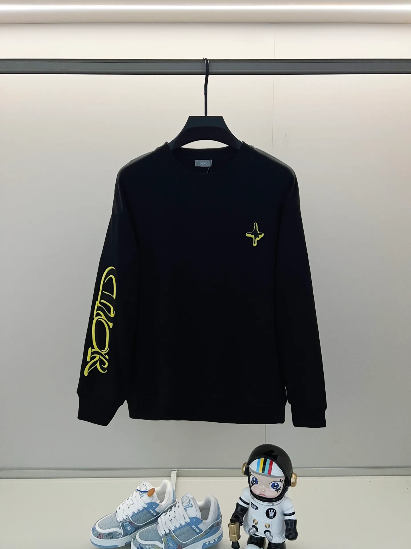 🅿️250 DIOR/Dior 420g pure cotton round neck sweatshirt, chest hand and sleeve embroidery🪡letter LOGO micro-labeling technology, official synchronization, high version, high quality, fashionable personality, versatile trend, pure original quality, original fabric, hang tag, collar label, washed wheat, complete three standards, color: black, white. Size: XS-L