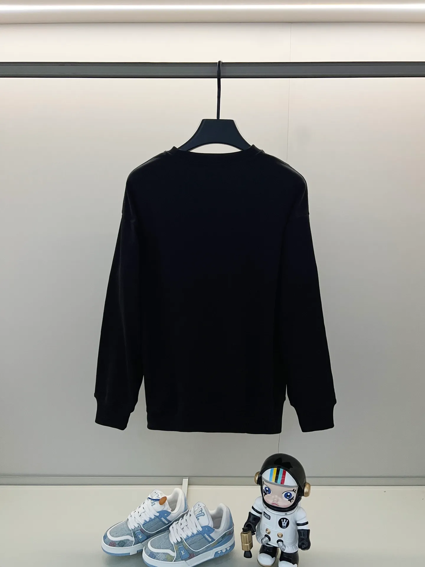 🅿️250 DIOR/Dior 420g pure cotton round neck sweatshirt, chest hand and sleeve embroidery🪡letter LOGO micro-labeling technology, official synchronization, high version, high quality, fashionable personality, versatile trend, pure original quality, original fabric, hang tag, collar label, washed wheat, complete three standards, color: black, white. Size: XS-L