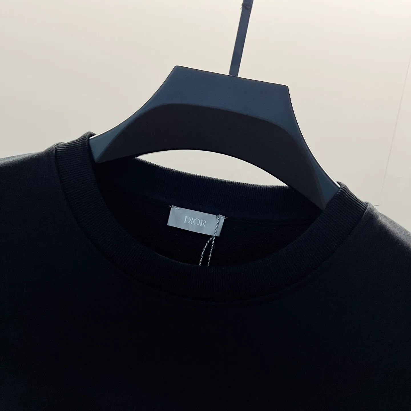 🅿️250 DIOR/Dior 420g pure cotton round neck sweatshirt, chest hand and sleeve embroidery🪡letter LOGO micro-labeling technology, official synchronization, high version, high quality, fashionable personality, versatile trend, pure original quality, original fabric, hang tag, collar label, washed wheat, complete three standards, color: black, white. Size: XS-L
