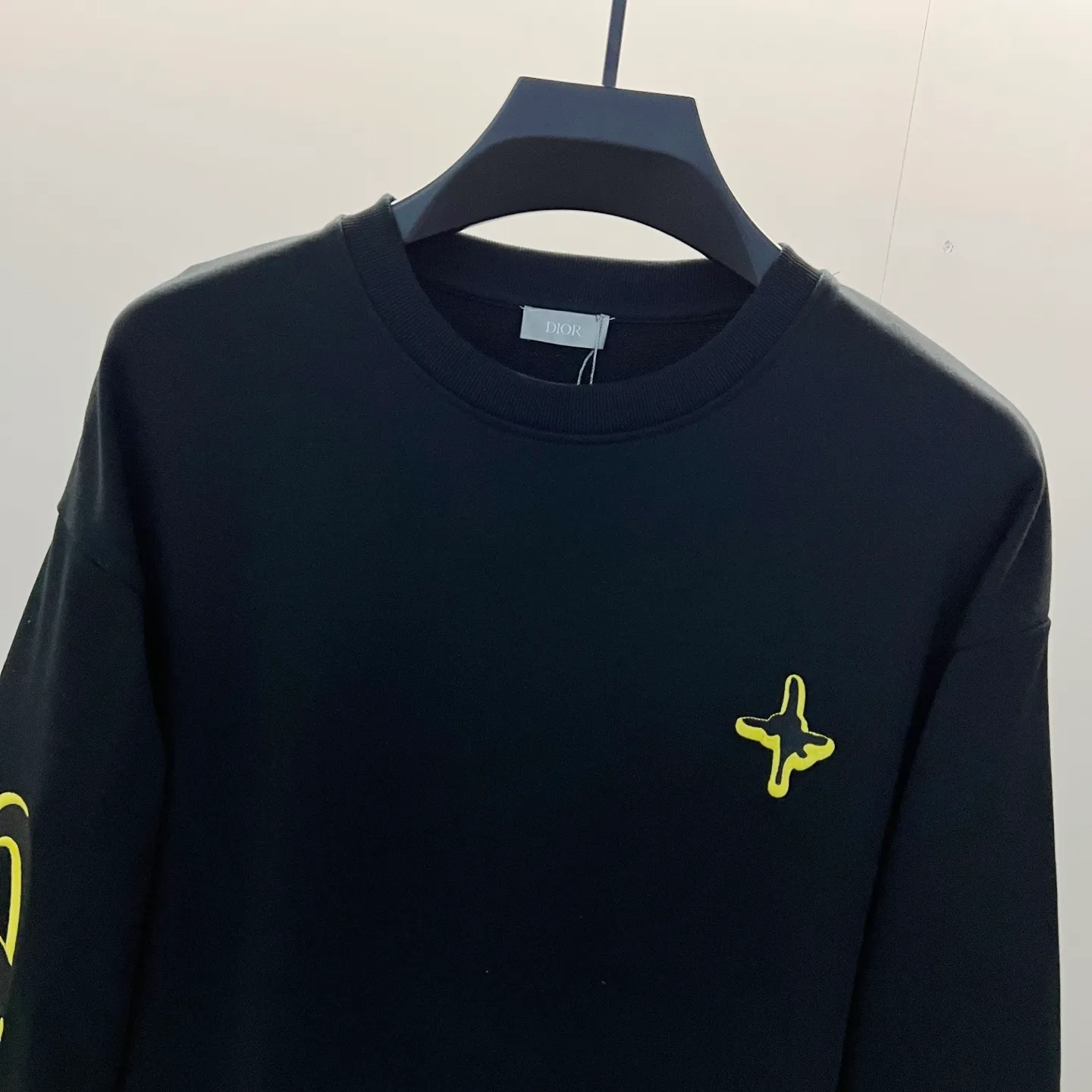 🅿️250 DIOR/Dior 420g pure cotton round neck sweatshirt, chest hand and sleeve embroidery🪡letter LOGO micro-labeling technology, official synchronization, high version, high quality, fashionable personality, versatile trend, pure original quality, original fabric, hang tag, collar label, washed wheat, complete three standards, color: black, white. Size: XS-L