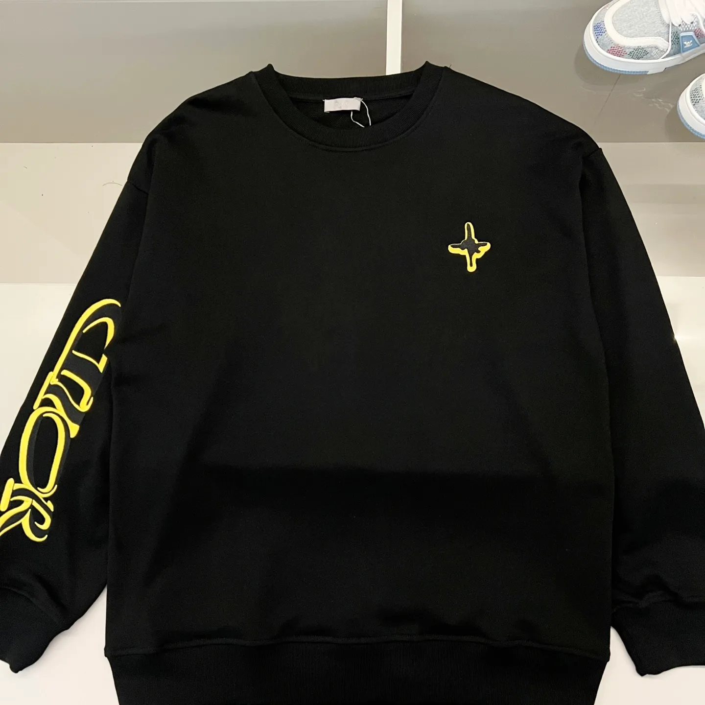 🅿️250 DIOR/Dior 420g pure cotton round neck sweatshirt, chest hand and sleeve embroidery🪡letter LOGO micro-labeling technology, official synchronization, high version, high quality, fashionable personality, versatile trend, pure original quality, original fabric, hang tag, collar label, washed wheat, complete three standards, color: black, white. Size: XS-L