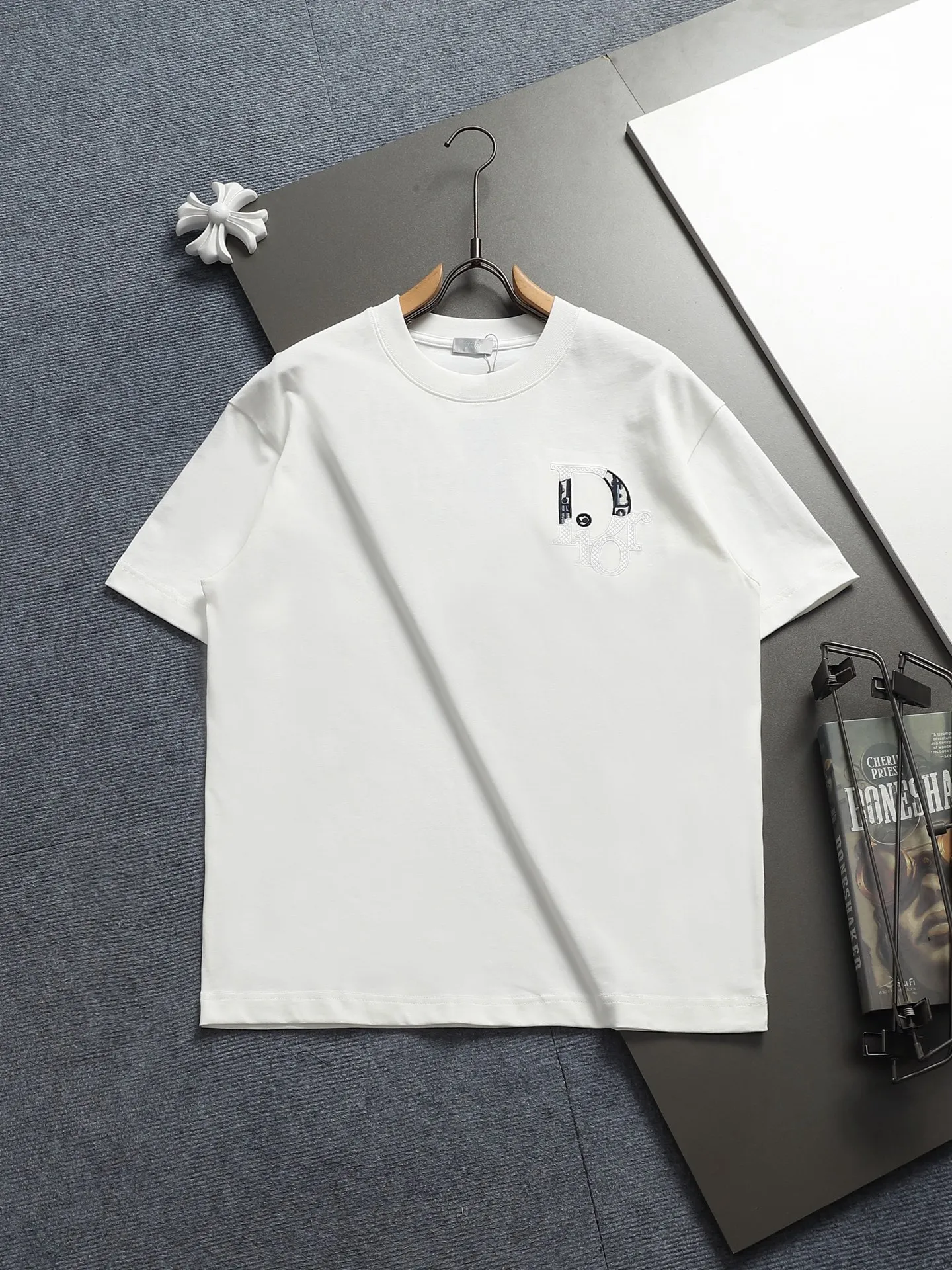 🅿️220 DIOR Dior CD letters Logo logo stitching embroidery🪡 Exquisitely upgraded, inspired by the 1980s retro Original fabric Official same style Customized 320g same vat dyed fabric Very comfortable to the touch Latest brick cabinet synchronization for spring and summer Fashionable and personalized Super versatile and good-looking one Very suitable for both men and women A must-have for everyone Hang tag Collar label Washed wheat Complete with three labels Color: Black White Size: S M L XL