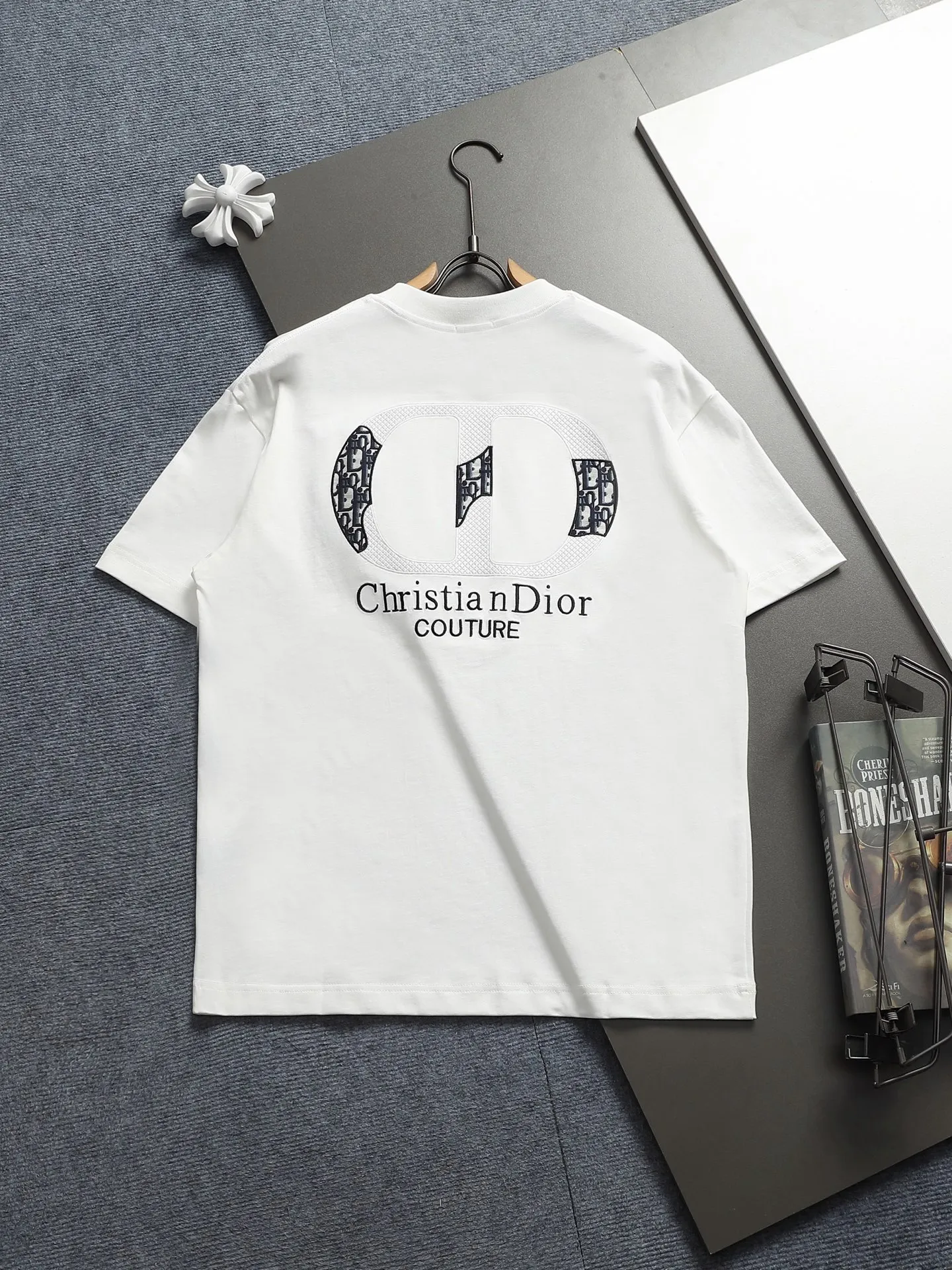 🅿️220 DIOR Dior CD letters Logo logo stitching embroidery🪡 Exquisitely upgraded, inspired by the 1980s retro Original fabric Official same style Customized 320g same vat dyed fabric Very comfortable to the touch Latest brick cabinet synchronization for spring and summer Fashionable and personalized Super versatile and good-looking one Very suitable for both men and women A must-have for everyone Hang tag Collar label Washed wheat Complete with three labels Color: Black White Size: S M L XL