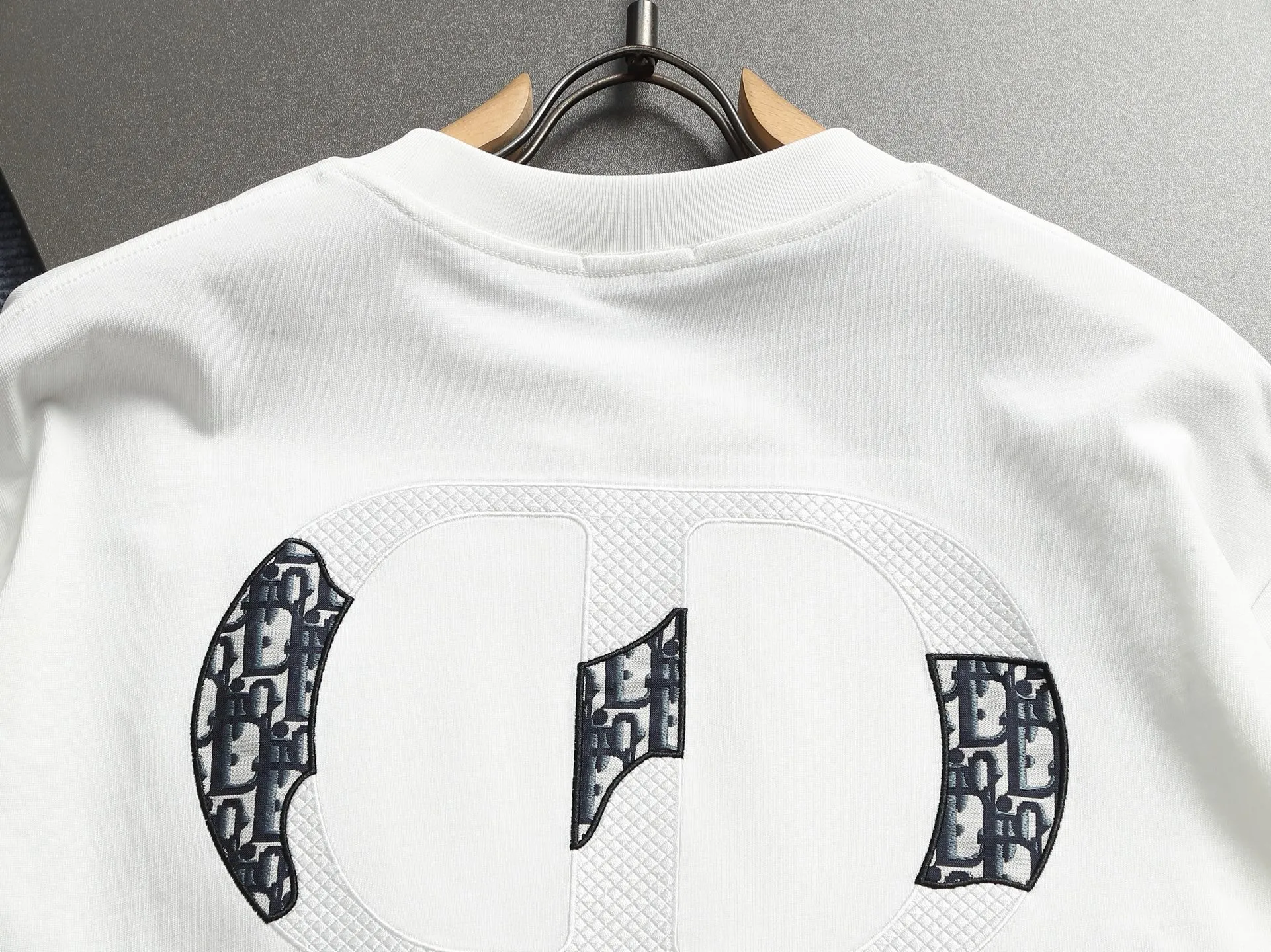 🅿️220 DIOR Dior CD letters Logo logo stitching embroidery🪡 Exquisitely upgraded, inspired by the 1980s retro Original fabric Official same style Customized 320g same vat dyed fabric Very comfortable to the touch Latest brick cabinet synchronization for spring and summer Fashionable and personalized Super versatile and good-looking one Very suitable for both men and women A must-have for everyone Hang tag Collar label Washed wheat Complete with three labels Color: Black White Size: S M L XL