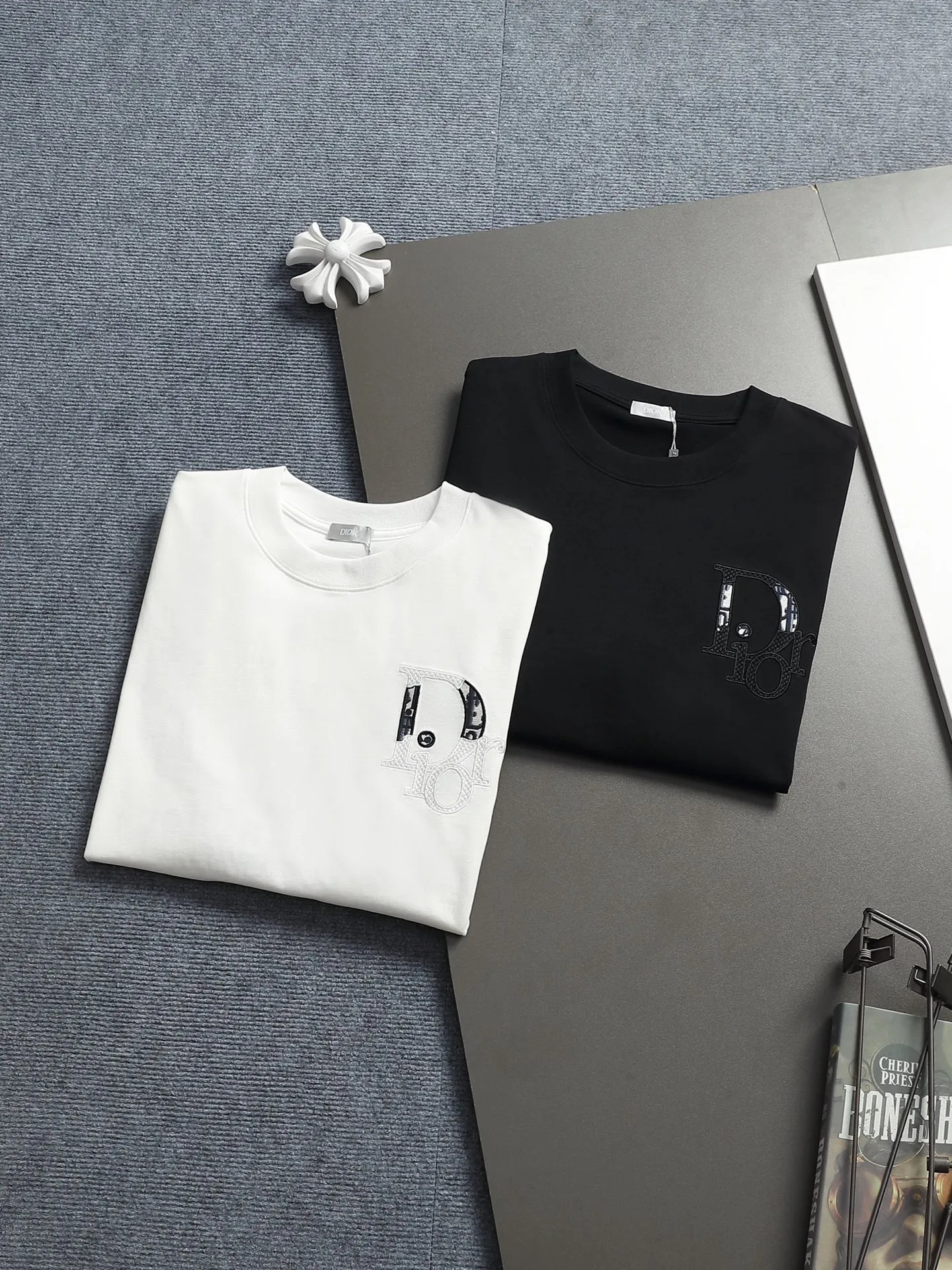 🅿️220 DIOR Dior CD letters Logo logo stitching embroidery🪡 Exquisitely upgraded, inspired by the 1980s retro Original fabric Official same style Customized 320g same vat dyed fabric Very comfortable to the touch Latest brick cabinet synchronization for spring and summer Fashionable and personalized Super versatile and good-looking one Very suitable for both men and women A must-have for everyone Hang tag Collar label Washed wheat Complete with three labels Color: Black White Size: S M L XL