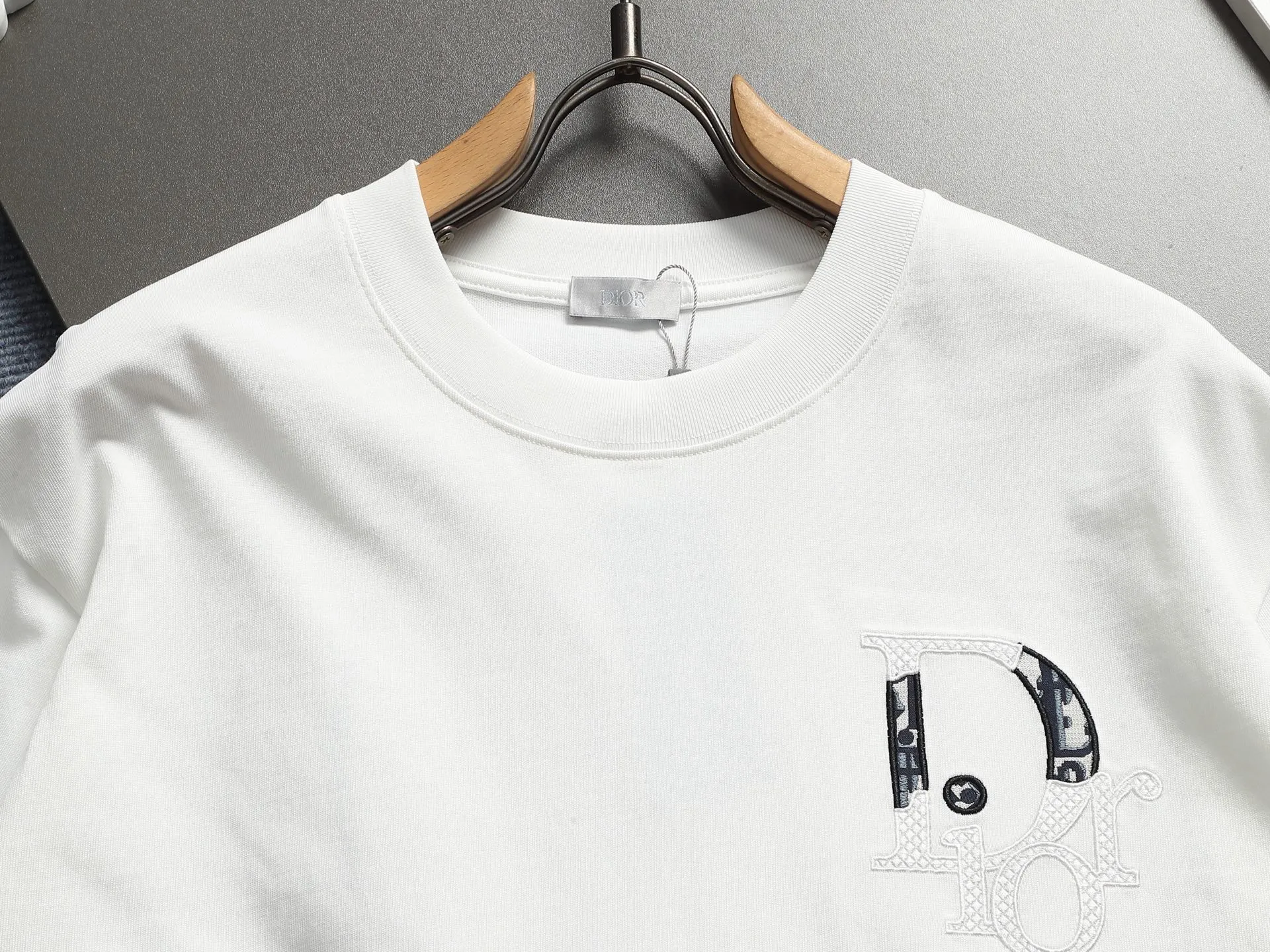 🅿️220 DIOR Dior CD letters Logo logo stitching embroidery🪡 Exquisitely upgraded, inspired by the 1980s retro Original fabric Official same style Customized 320g same vat dyed fabric Very comfortable to the touch Latest brick cabinet synchronization for spring and summer Fashionable and personalized Super versatile and good-looking one Very suitable for both men and women A must-have for everyone Hang tag Collar label Washed wheat Complete with three labels Color: Black White Size: S M L XL